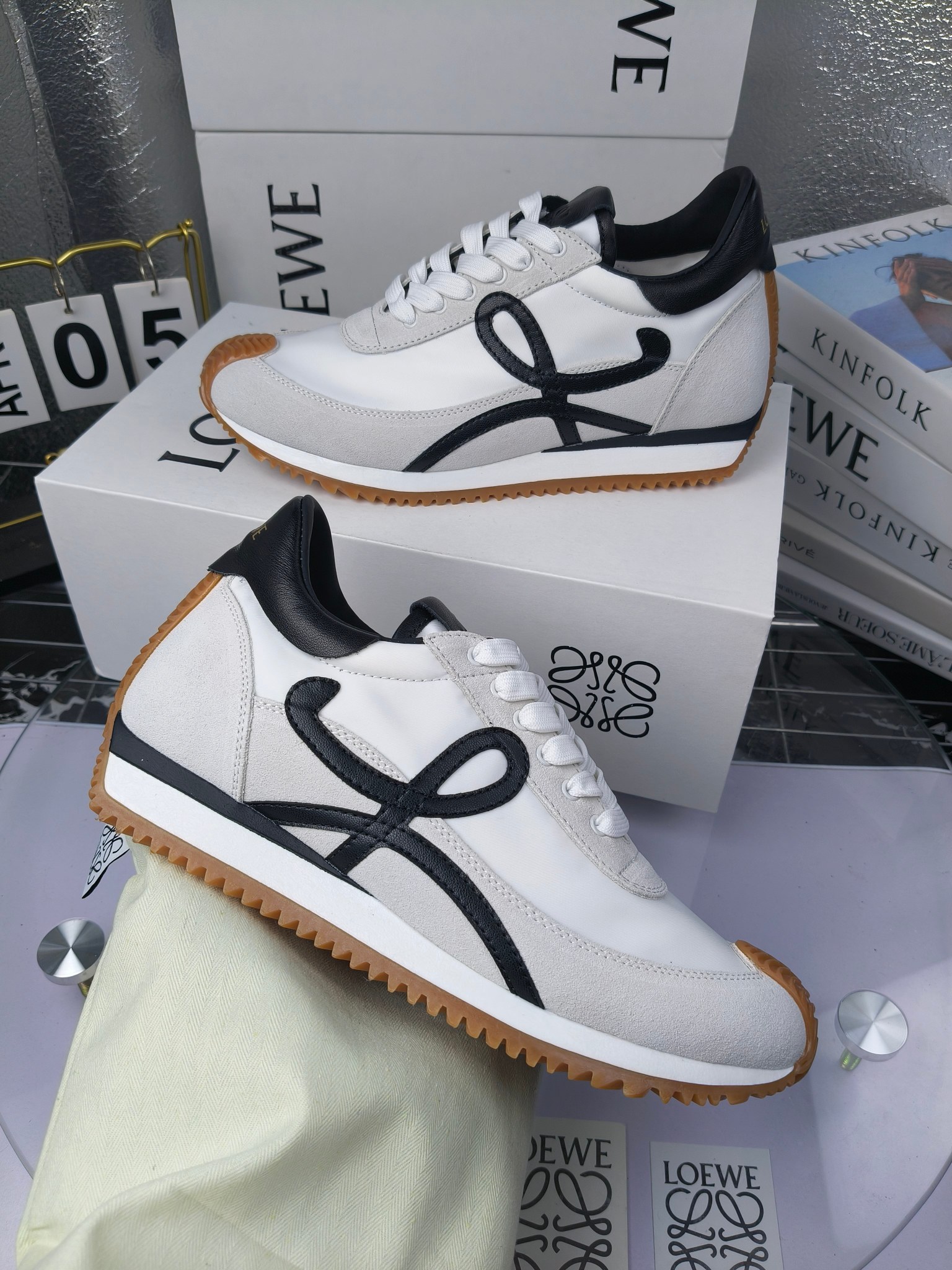 LOEWE
罗意威2023SS新款运动休闲鞋,
出220 套码大小订单私聊
易威阿甘鞋,情侣款德训鞋,运动无止境,设计大胆奢华,时尚工艺与运动精神融合创造出一款完美艺术单品⚠️
太美太好看太好穿太舒服了💕💕鞋子很轻便,逛街暴走零压力,配裙子裤子都非常百搭
国外购原板1:1开发,皮革,绒面,丝绸3种材料拼接撞色,LOEWE标志性草书字样L与鞋身完美融合,
多种颜色的拼接,给人一种强烈的视觉冲击,异常吸睛,鞋身整体线条优美,大底超软耐磨
💚鞋面采用牛反绒➕原版布料
💚舒适羊皮内里、水染牛皮垫脚
💚码数:女码35-42(41.42订做)
男码38-46(38.45.46订做)