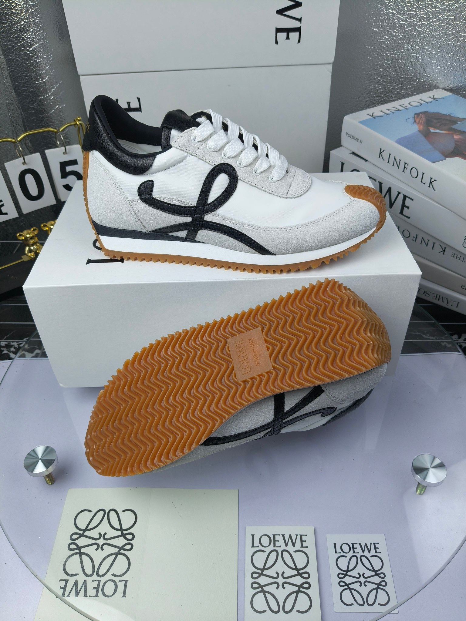 LOEWE
罗意威2023SS新款运动休闲鞋,
出220 套码大小订单私聊
易威阿甘鞋,情侣款德训鞋,运动无止境,设计大胆奢华,时尚工艺与运动精神融合创造出一款完美艺术单品⚠️
太美太好看太好穿太舒服了💕💕鞋子很轻便,逛街暴走零压力,配裙子裤子都非常百搭
国外购原板1:1开发,皮革,绒面,丝绸3种材料拼接撞色,LOEWE标志性草书字样L与鞋身完美融合,
多种颜色的拼接,给人一种强烈的视觉冲击,异常吸睛,鞋身整体线条优美,大底超软耐磨
💚鞋面采用牛反绒➕原版布料
💚舒适羊皮内里、水染牛皮垫脚
💚码数:女码35-42(41.42订做)
男码38-46(38.45.46订做)