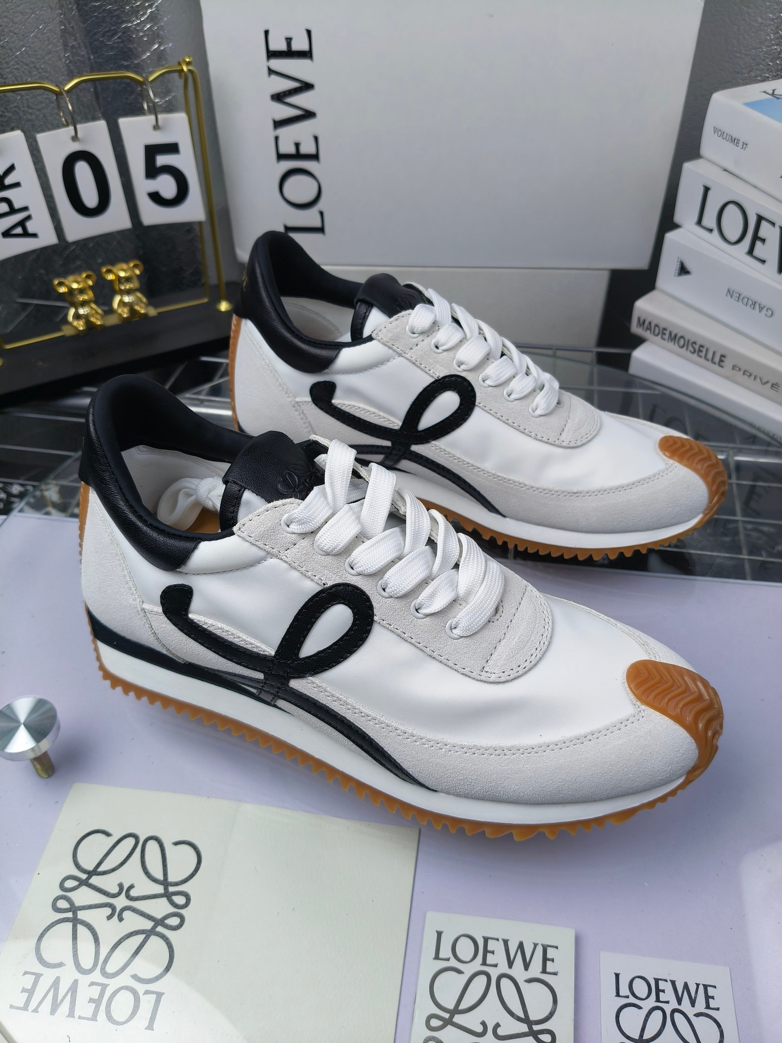 LOEWE
罗意威2023SS新款运动休闲鞋,
出220 套码大小订单私聊
易威阿甘鞋,情侣款德训鞋,运动无止境,设计大胆奢华,时尚工艺与运动精神融合创造出一款完美艺术单品⚠️
太美太好看太好穿太舒服了💕💕鞋子很轻便,逛街暴走零压力,配裙子裤子都非常百搭
国外购原板1:1开发,皮革,绒面,丝绸3种材料拼接撞色,LOEWE标志性草书字样L与鞋身完美融合,
多种颜色的拼接,给人一种强烈的视觉冲击,异常吸睛,鞋身整体线条优美,大底超软耐磨
💚鞋面采用牛反绒➕原版布料
💚舒适羊皮内里、水染牛皮垫脚
💚码数:女码35-42(41.42订做)
男码38-46(38.45.46订做)