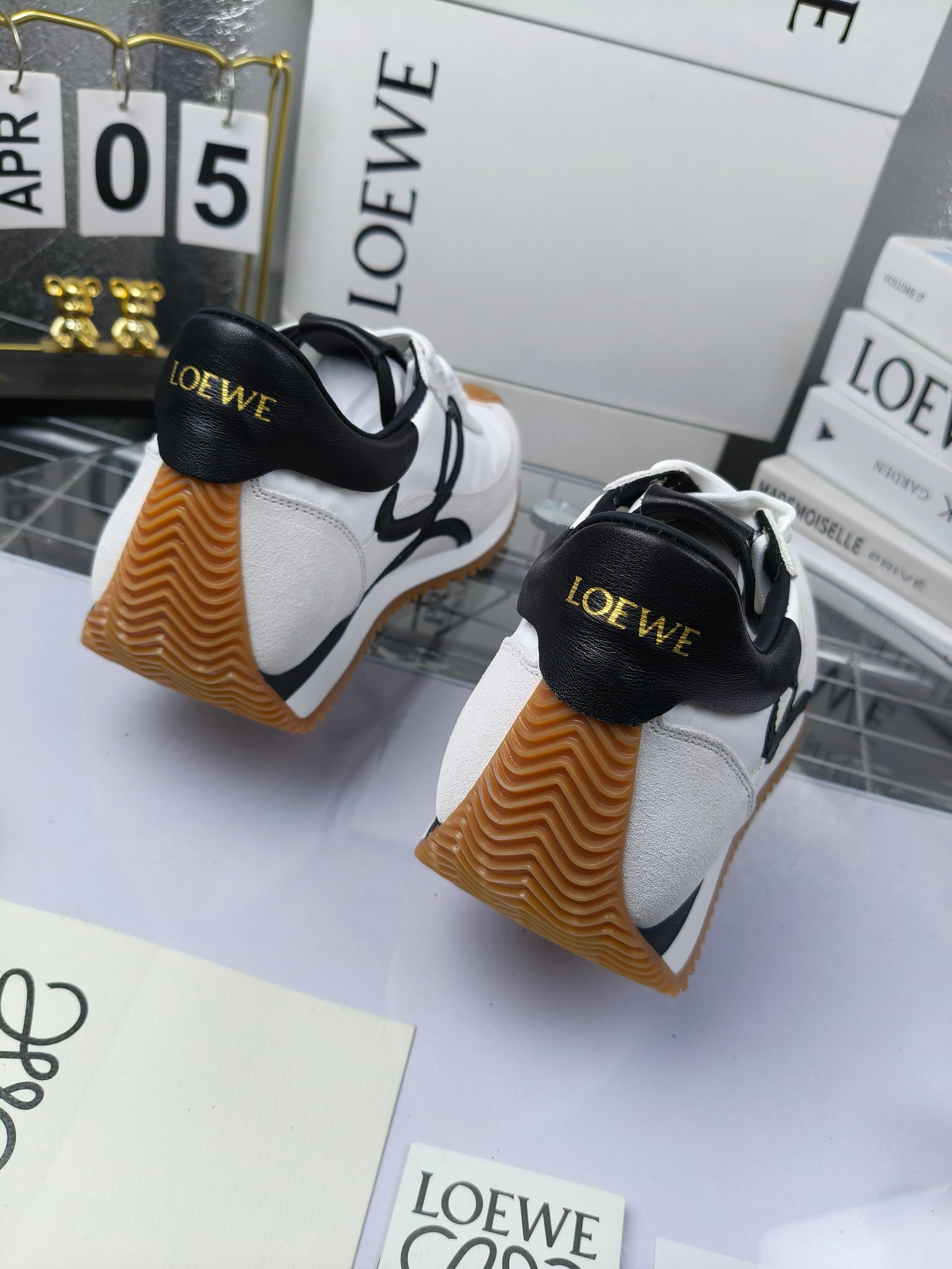 LOEWE
罗意威2023SS新款运动休闲鞋,
出220 套码大小订单私聊
易威阿甘鞋,情侣款德训鞋,运动无止境,设计大胆奢华,时尚工艺与运动精神融合创造出一款完美艺术单品⚠️
太美太好看太好穿太舒服了💕💕鞋子很轻便,逛街暴走零压力,配裙子裤子都非常百搭
国外购原板1:1开发,皮革,绒面,丝绸3种材料拼接撞色,LOEWE标志性草书字样L与鞋身完美融合,
多种颜色的拼接,给人一种强烈的视觉冲击,异常吸睛,鞋身整体线条优美,大底超软耐磨
💚鞋面采用牛反绒➕原版布料
💚舒适羊皮内里、水染牛皮垫脚
💚码数:女码35-42(41.42订做)
男码38-46(38.45.46订做)