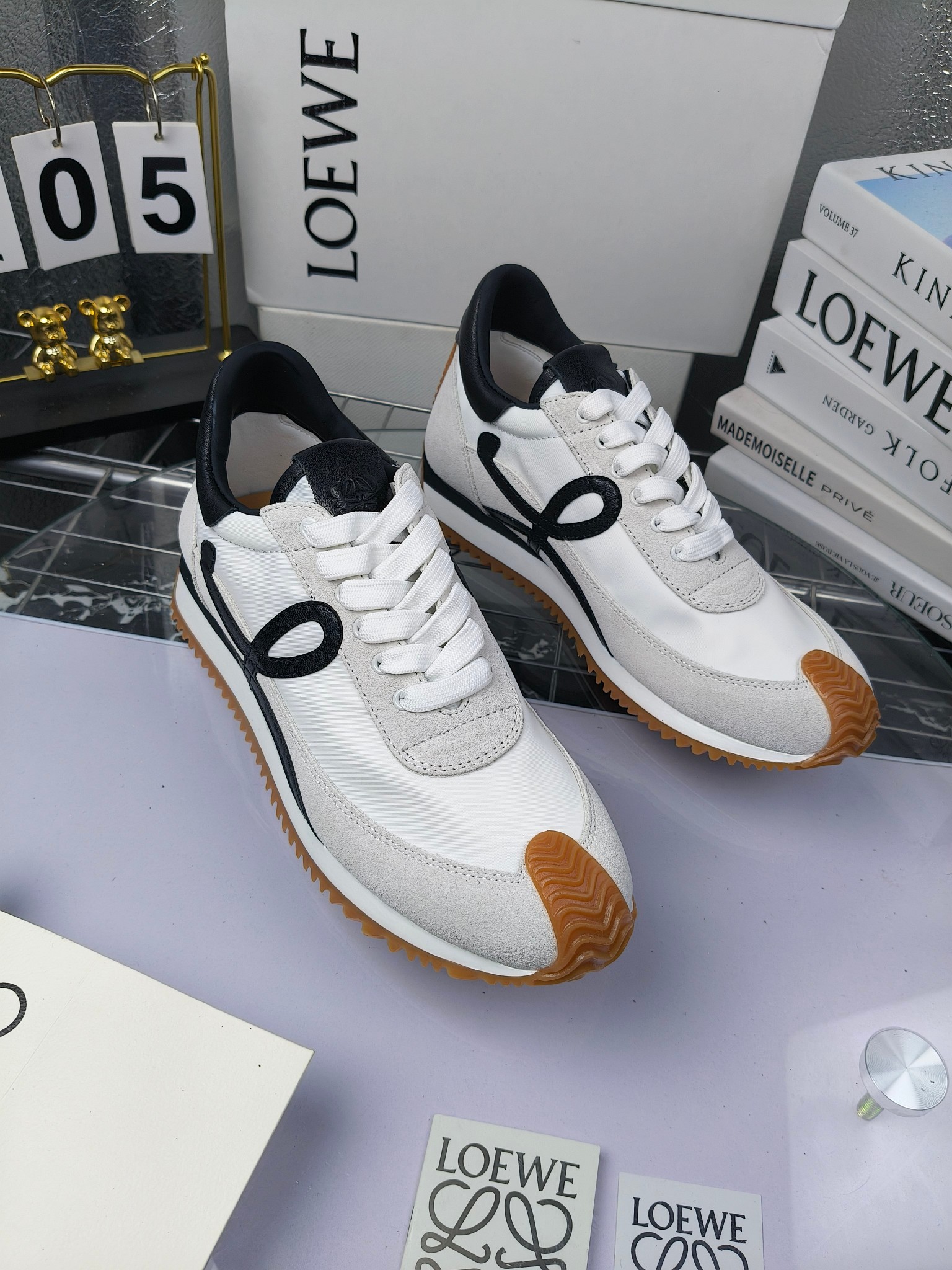LOEWE
罗意威2023SS新款运动休闲鞋,
出220 套码大小订单私聊
易威阿甘鞋,情侣款德训鞋,运动无止境,设计大胆奢华,时尚工艺与运动精神融合创造出一款完美艺术单品⚠️
太美太好看太好穿太舒服了💕💕鞋子很轻便,逛街暴走零压力,配裙子裤子都非常百搭
国外购原板1:1开发,皮革,绒面,丝绸3种材料拼接撞色,LOEWE标志性草书字样L与鞋身完美融合,
多种颜色的拼接,给人一种强烈的视觉冲击,异常吸睛,鞋身整体线条优美,大底超软耐磨
💚鞋面采用牛反绒➕原版布料
💚舒适羊皮内里、水染牛皮垫脚
💚码数:女码35-42(41.42订做)
男码38-46(38.45.46订做)