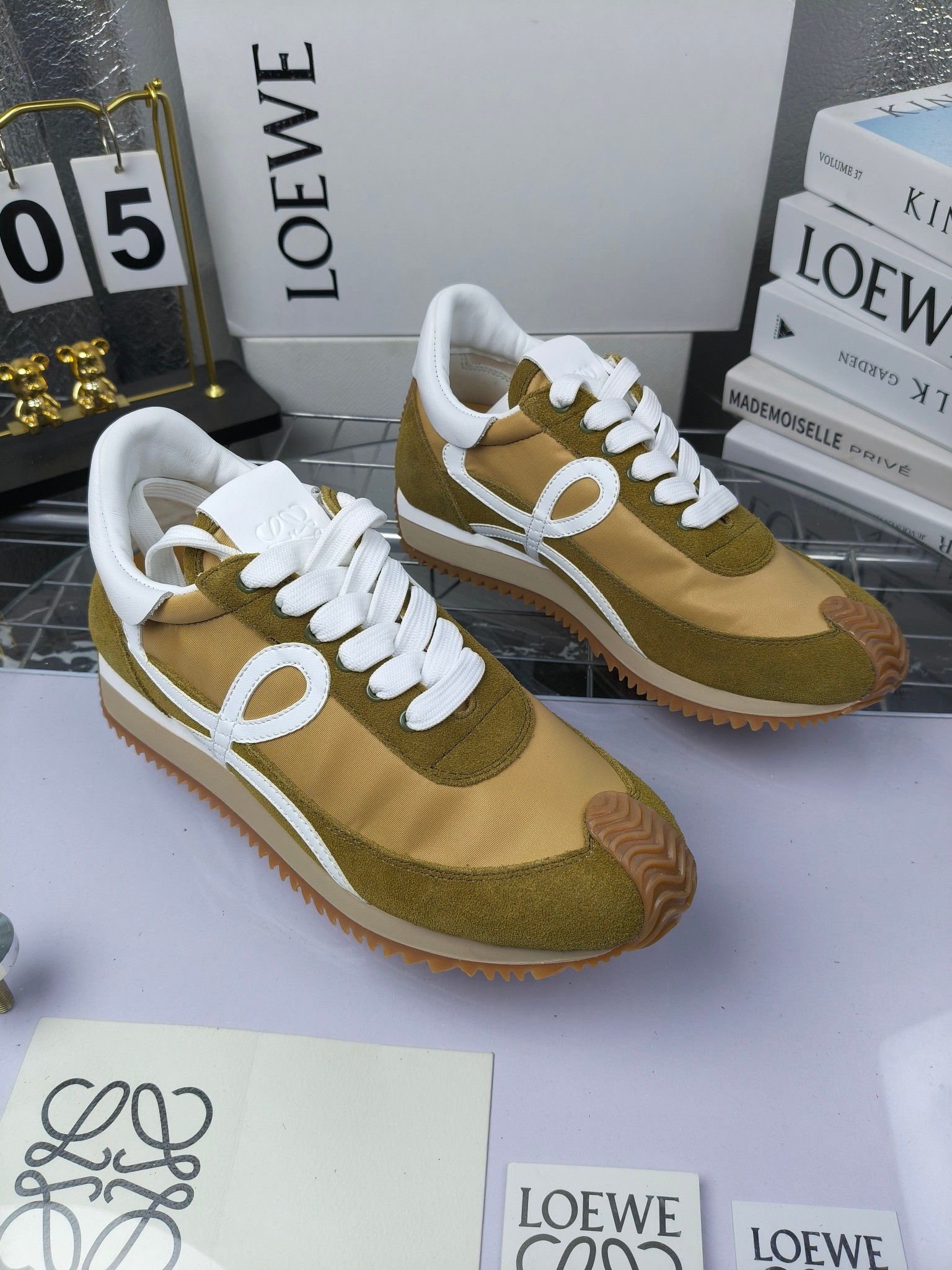 LOEWE
罗意威2023SS新款运动休闲鞋,
出220 套码大小订单私聊
易威阿甘鞋,情侣款德训鞋,运动无止境,设计大胆奢华,时尚工艺与运动精神融合创造出一款完美艺术单品⚠️
太美太好看太好穿太舒服了💕💕鞋子很轻便,逛街暴走零压力,配裙子裤子都非常百搭
国外购原板1:1开发,皮革,绒面,丝绸3种材料拼接撞色,LOEWE标志性草书字样L与鞋身完美融合,
多种颜色的拼接,给人一种强烈的视觉冲击,异常吸睛,鞋身整体线条优美,大底超软耐磨
💚鞋面采用牛反绒➕原版布料
💚舒适羊皮内里、水染牛皮垫脚
💚码数:女码35-42(41.42订做)
男码38-46(38.45.46订做)
