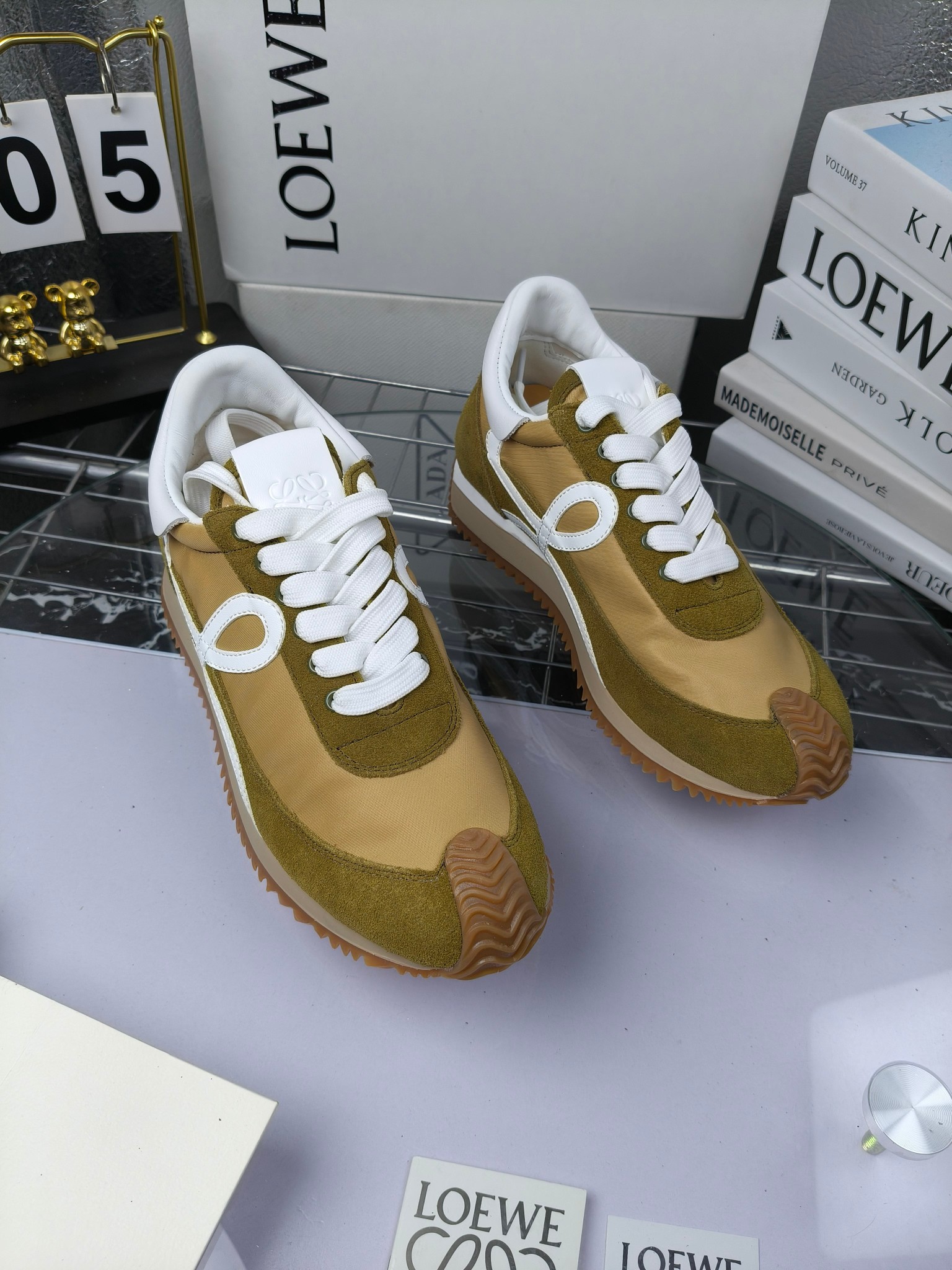 LOEWE
罗意威2023SS新款运动休闲鞋,
出220 套码大小订单私聊
易威阿甘鞋,情侣款德训鞋,运动无止境,设计大胆奢华,时尚工艺与运动精神融合创造出一款完美艺术单品⚠️
太美太好看太好穿太舒服了💕💕鞋子很轻便,逛街暴走零压力,配裙子裤子都非常百搭
国外购原板1:1开发,皮革,绒面,丝绸3种材料拼接撞色,LOEWE标志性草书字样L与鞋身完美融合,
多种颜色的拼接,给人一种强烈的视觉冲击,异常吸睛,鞋身整体线条优美,大底超软耐磨
💚鞋面采用牛反绒➕原版布料
💚舒适羊皮内里、水染牛皮垫脚
💚码数:女码35-42(41.42订做)
男码38-46(38.45.46订做)
