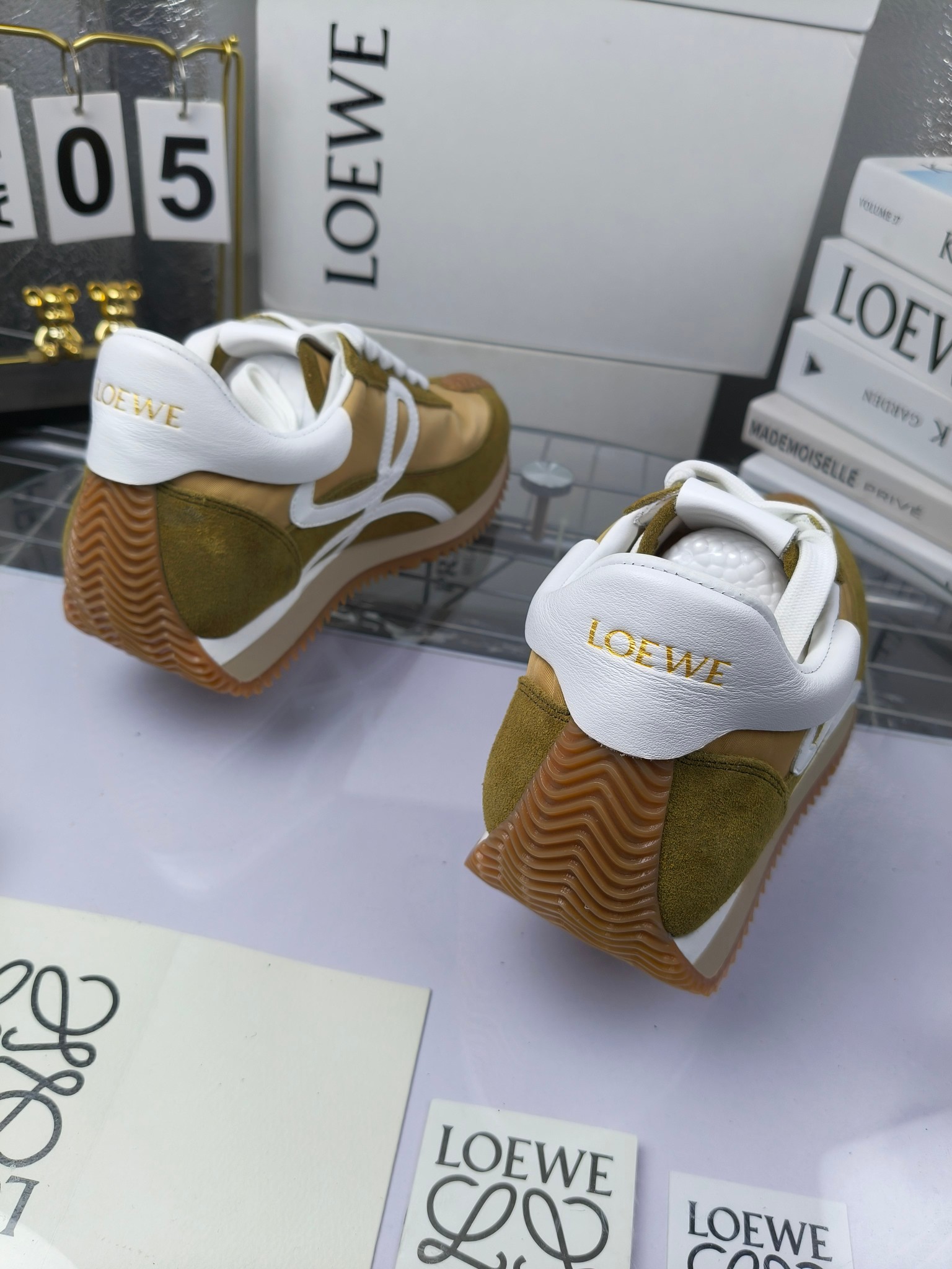 LOEWE
罗意威2023SS新款运动休闲鞋,
出220 套码大小订单私聊
易威阿甘鞋,情侣款德训鞋,运动无止境,设计大胆奢华,时尚工艺与运动精神融合创造出一款完美艺术单品⚠️
太美太好看太好穿太舒服了💕💕鞋子很轻便,逛街暴走零压力,配裙子裤子都非常百搭
国外购原板1:1开发,皮革,绒面,丝绸3种材料拼接撞色,LOEWE标志性草书字样L与鞋身完美融合,
多种颜色的拼接,给人一种强烈的视觉冲击,异常吸睛,鞋身整体线条优美,大底超软耐磨
💚鞋面采用牛反绒➕原版布料
💚舒适羊皮内里、水染牛皮垫脚
💚码数:女码35-42(41.42订做)
男码38-46(38.45.46订做)