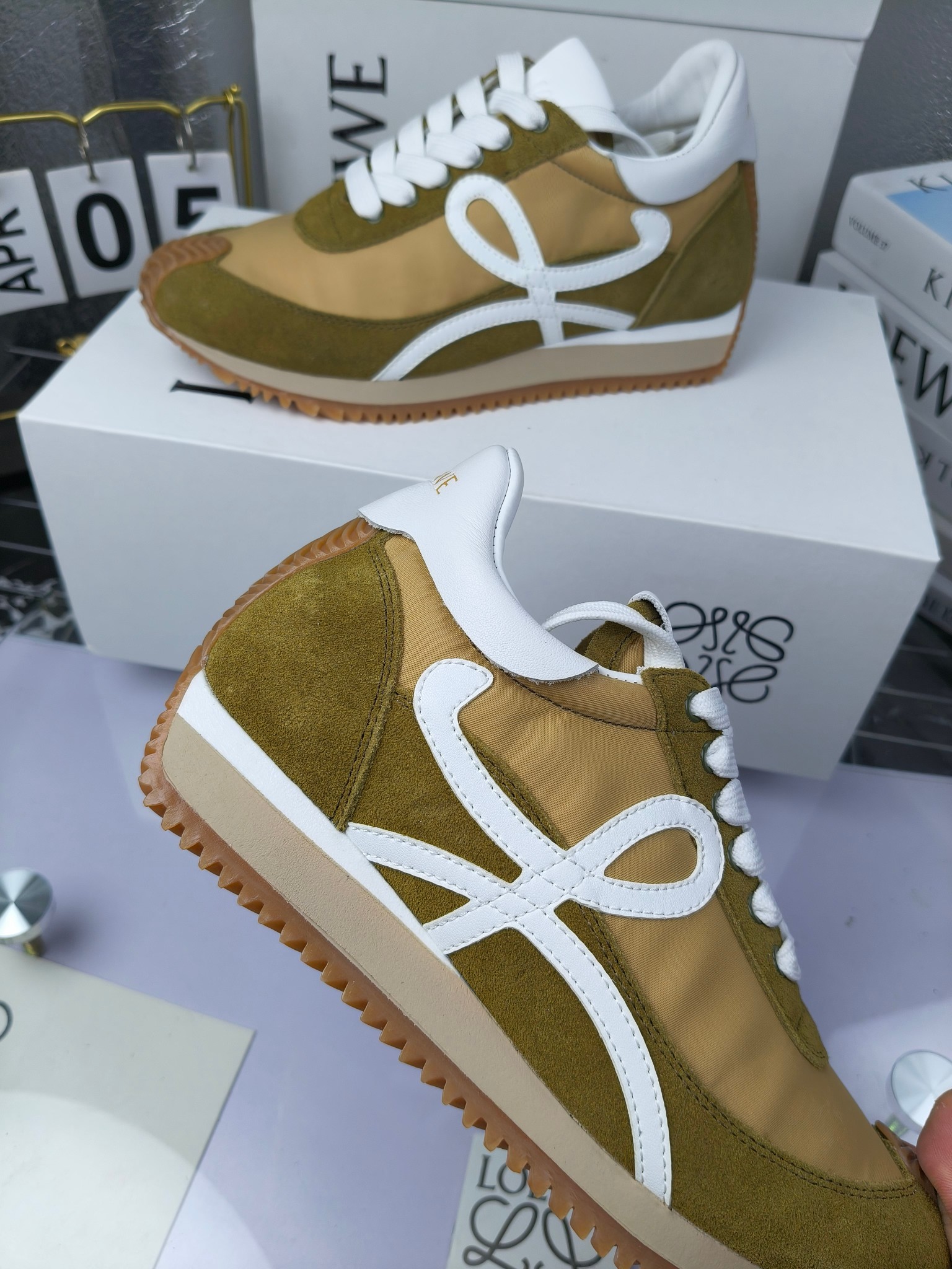 LOEWE
罗意威2023SS新款运动休闲鞋,
出220 套码大小订单私聊
易威阿甘鞋,情侣款德训鞋,运动无止境,设计大胆奢华,时尚工艺与运动精神融合创造出一款完美艺术单品⚠️
太美太好看太好穿太舒服了💕💕鞋子很轻便,逛街暴走零压力,配裙子裤子都非常百搭
国外购原板1:1开发,皮革,绒面,丝绸3种材料拼接撞色,LOEWE标志性草书字样L与鞋身完美融合,
多种颜色的拼接,给人一种强烈的视觉冲击,异常吸睛,鞋身整体线条优美,大底超软耐磨
💚鞋面采用牛反绒➕原版布料
💚舒适羊皮内里、水染牛皮垫脚
💚码数:女码35-42(41.42订做)
男码38-46(38.45.46订做)