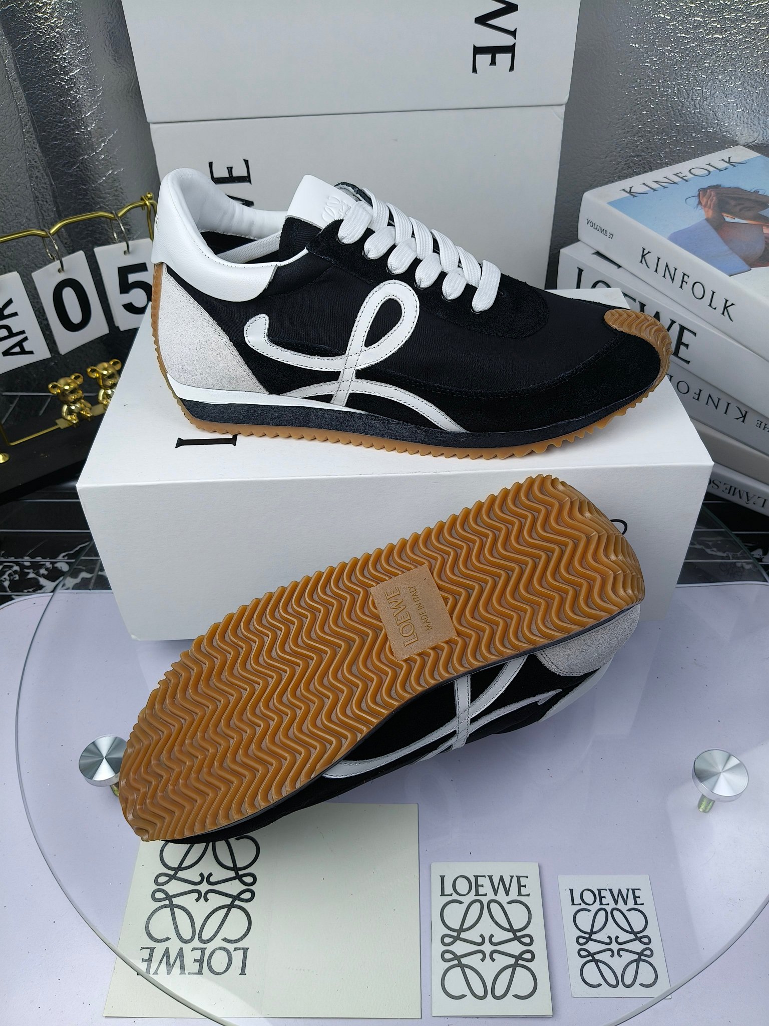 LOEWE
罗意威2023SS新款运动休闲鞋,
出220 套码大小订单私聊
易威阿甘鞋,情侣款德训鞋,运动无止境,设计大胆奢华,时尚工艺与运动精神融合创造出一款完美艺术单品⚠️
太美太好看太好穿太舒服了💕💕鞋子很轻便,逛街暴走零压力,配裙子裤子都非常百搭
国外购原板1:1开发,皮革,绒面,丝绸3种材料拼接撞色,LOEWE标志性草书字样L与鞋身完美融合,
多种颜色的拼接,给人一种强烈的视觉冲击,异常吸睛,鞋身整体线条优美,大底超软耐磨
💚鞋面采用牛反绒➕原版布料
💚舒适羊皮内里、水染牛皮垫脚
💚码数:女码35-42(41.42订做)
男码38-46(38.45.46订做)