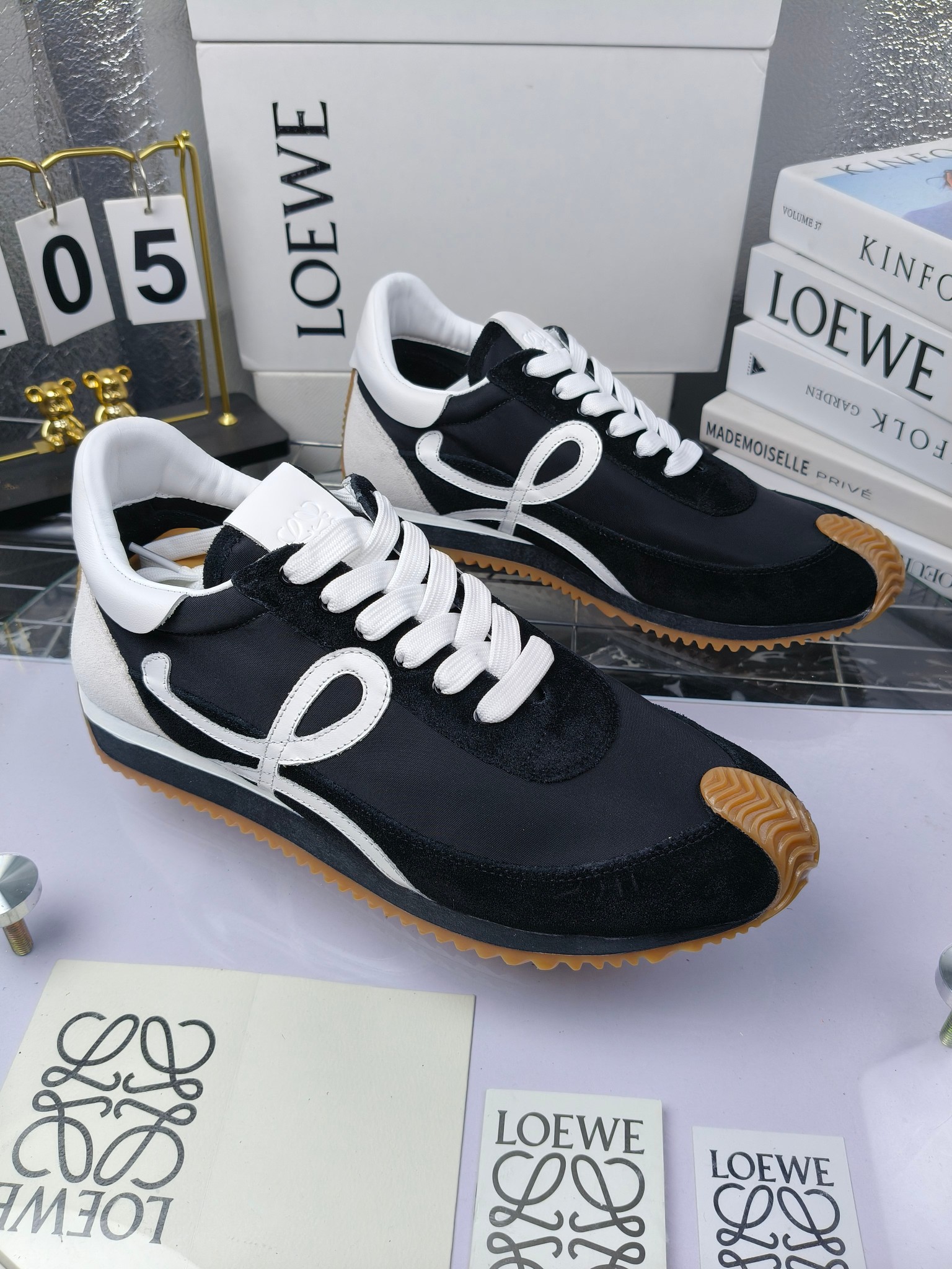 LOEWE
罗意威2023SS新款运动休闲鞋,
出220 套码大小订单私聊
易威阿甘鞋,情侣款德训鞋,运动无止境,设计大胆奢华,时尚工艺与运动精神融合创造出一款完美艺术单品⚠️
太美太好看太好穿太舒服了💕💕鞋子很轻便,逛街暴走零压力,配裙子裤子都非常百搭
国外购原板1:1开发,皮革,绒面,丝绸3种材料拼接撞色,LOEWE标志性草书字样L与鞋身完美融合,
多种颜色的拼接,给人一种强烈的视觉冲击,异常吸睛,鞋身整体线条优美,大底超软耐磨
💚鞋面采用牛反绒➕原版布料
💚舒适羊皮内里、水染牛皮垫脚
💚码数:女码35-42(41.42订做)
男码38-46(38.45.46订做)
