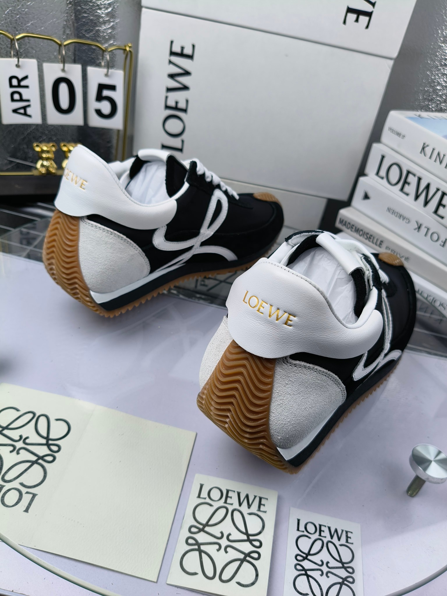 LOEWE
罗意威2023SS新款运动休闲鞋,
出220 套码大小订单私聊
易威阿甘鞋,情侣款德训鞋,运动无止境,设计大胆奢华,时尚工艺与运动精神融合创造出一款完美艺术单品⚠️
太美太好看太好穿太舒服了💕💕鞋子很轻便,逛街暴走零压力,配裙子裤子都非常百搭
国外购原板1:1开发,皮革,绒面,丝绸3种材料拼接撞色,LOEWE标志性草书字样L与鞋身完美融合,
多种颜色的拼接,给人一种强烈的视觉冲击,异常吸睛,鞋身整体线条优美,大底超软耐磨
💚鞋面采用牛反绒➕原版布料
💚舒适羊皮内里、水染牛皮垫脚
💚码数:女码35-42(41.42订做)
男码38-46(38.45.46订做)
