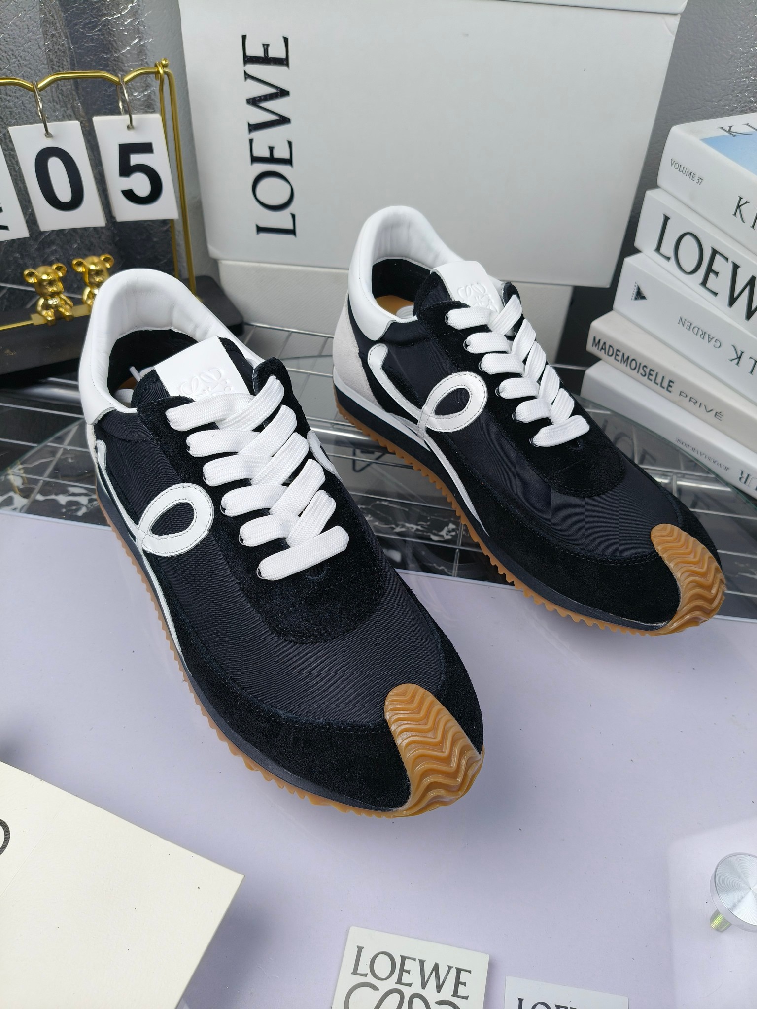LOEWE
罗意威2023SS新款运动休闲鞋,
出220 套码大小订单私聊
易威阿甘鞋,情侣款德训鞋,运动无止境,设计大胆奢华,时尚工艺与运动精神融合创造出一款完美艺术单品⚠️
太美太好看太好穿太舒服了💕💕鞋子很轻便,逛街暴走零压力,配裙子裤子都非常百搭
国外购原板1:1开发,皮革,绒面,丝绸3种材料拼接撞色,LOEWE标志性草书字样L与鞋身完美融合,
多种颜色的拼接,给人一种强烈的视觉冲击,异常吸睛,鞋身整体线条优美,大底超软耐磨
💚鞋面采用牛反绒➕原版布料
💚舒适羊皮内里、水染牛皮垫脚
💚码数:女码35-42(41.42订做)
男码38-46(38.45.46订做)