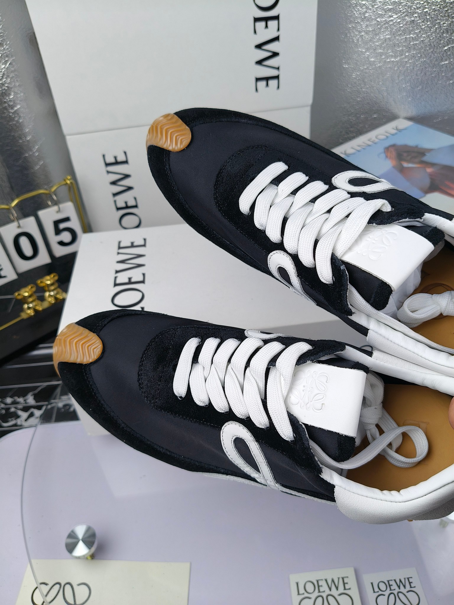 LOEWE
罗意威2023SS新款运动休闲鞋,
出220 套码大小订单私聊
易威阿甘鞋,情侣款德训鞋,运动无止境,设计大胆奢华,时尚工艺与运动精神融合创造出一款完美艺术单品⚠️
太美太好看太好穿太舒服了💕💕鞋子很轻便,逛街暴走零压力,配裙子裤子都非常百搭
国外购原板1:1开发,皮革,绒面,丝绸3种材料拼接撞色,LOEWE标志性草书字样L与鞋身完美融合,
多种颜色的拼接,给人一种强烈的视觉冲击,异常吸睛,鞋身整体线条优美,大底超软耐磨
💚鞋面采用牛反绒➕原版布料
💚舒适羊皮内里、水染牛皮垫脚
💚码数:女码35-42(41.42订做)
男码38-46(38.45.46订做)