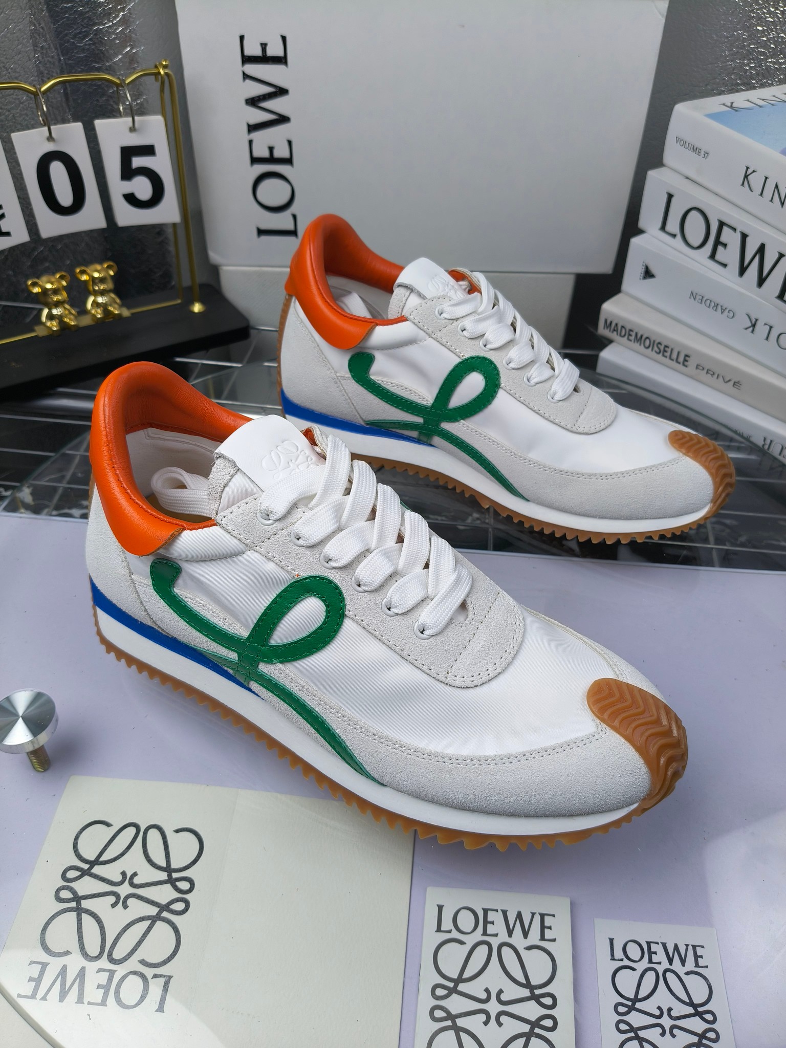 LOEWE
罗意威2023SS新款运动休闲鞋,
出220 套码大小订单私聊
易威阿甘鞋,情侣款德训鞋,运动无止境,设计大胆奢华,时尚工艺与运动精神融合创造出一款完美艺术单品⚠️
太美太好看太好穿太舒服了💕💕鞋子很轻便,逛街暴走零压力,配裙子裤子都非常百搭
国外购原板1:1开发,皮革,绒面,丝绸3种材料拼接撞色,LOEWE标志性草书字样L与鞋身完美融合,
多种颜色的拼接,给人一种强烈的视觉冲击,异常吸睛,鞋身整体线条优美,大底超软耐磨
💚鞋面采用牛反绒➕原版布料
💚舒适羊皮内里、水染牛皮垫脚
💚码数:女码35-42(41.42订做)
男码38-46(38.45.46订做)