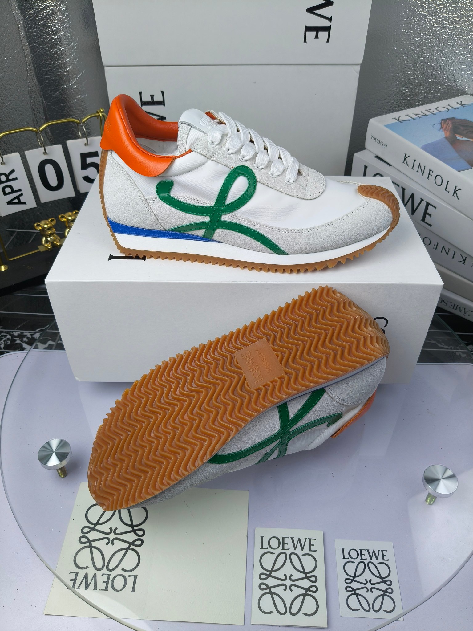 LOEWE
罗意威2023SS新款运动休闲鞋,
出220 套码大小订单私聊
易威阿甘鞋,情侣款德训鞋,运动无止境,设计大胆奢华,时尚工艺与运动精神融合创造出一款完美艺术单品⚠️
太美太好看太好穿太舒服了💕💕鞋子很轻便,逛街暴走零压力,配裙子裤子都非常百搭
国外购原板1:1开发,皮革,绒面,丝绸3种材料拼接撞色,LOEWE标志性草书字样L与鞋身完美融合,
多种颜色的拼接,给人一种强烈的视觉冲击,异常吸睛,鞋身整体线条优美,大底超软耐磨
💚鞋面采用牛反绒➕原版布料
💚舒适羊皮内里、水染牛皮垫脚
💚码数:女码35-42(41.42订做)
男码38-46(38.45.46订做)