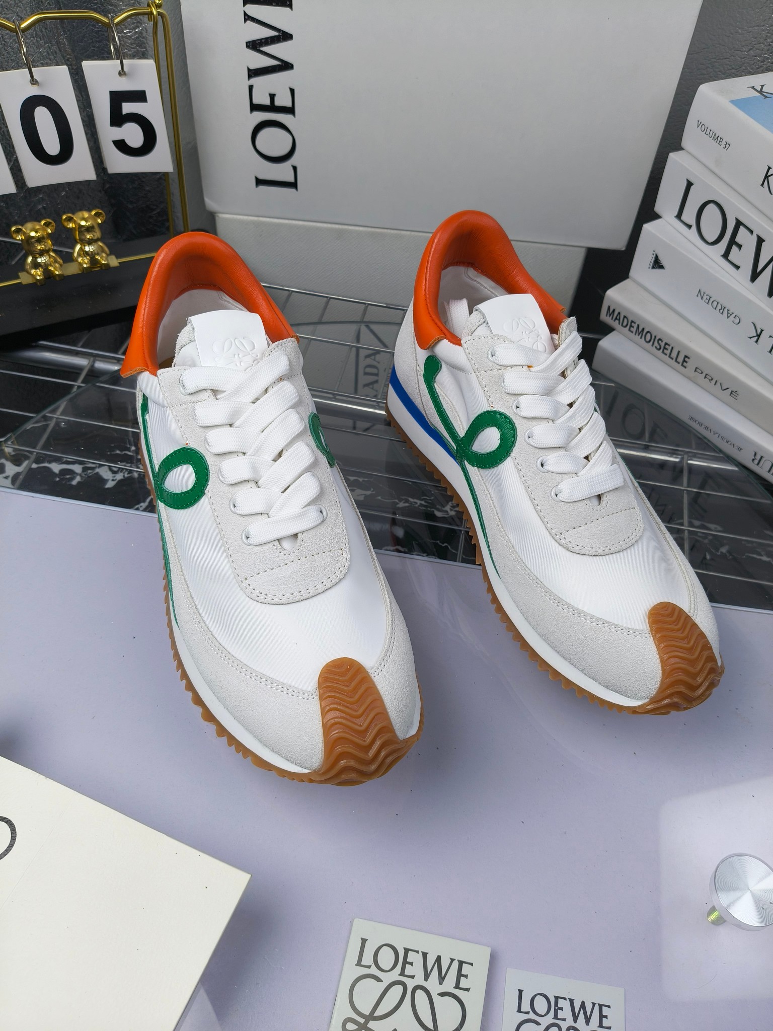 LOEWE
罗意威2023SS新款运动休闲鞋,
出220 套码大小订单私聊
易威阿甘鞋,情侣款德训鞋,运动无止境,设计大胆奢华,时尚工艺与运动精神融合创造出一款完美艺术单品⚠️
太美太好看太好穿太舒服了💕💕鞋子很轻便,逛街暴走零压力,配裙子裤子都非常百搭
国外购原板1:1开发,皮革,绒面,丝绸3种材料拼接撞色,LOEWE标志性草书字样L与鞋身完美融合,
多种颜色的拼接,给人一种强烈的视觉冲击,异常吸睛,鞋身整体线条优美,大底超软耐磨
💚鞋面采用牛反绒➕原版布料
💚舒适羊皮内里、水染牛皮垫脚
💚码数:女码35-42(41.42订做)
男码38-46(38.45.46订做)