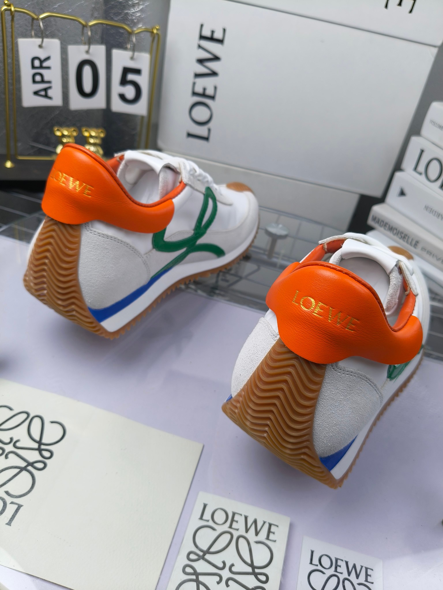 LOEWE
罗意威2023SS新款运动休闲鞋,
出220 套码大小订单私聊
易威阿甘鞋,情侣款德训鞋,运动无止境,设计大胆奢华,时尚工艺与运动精神融合创造出一款完美艺术单品⚠️
太美太好看太好穿太舒服了💕💕鞋子很轻便,逛街暴走零压力,配裙子裤子都非常百搭
国外购原板1:1开发,皮革,绒面,丝绸3种材料拼接撞色,LOEWE标志性草书字样L与鞋身完美融合,
多种颜色的拼接,给人一种强烈的视觉冲击,异常吸睛,鞋身整体线条优美,大底超软耐磨
💚鞋面采用牛反绒➕原版布料
💚舒适羊皮内里、水染牛皮垫脚
💚码数:女码35-42(41.42订做)
男码38-46(38.45.46订做)