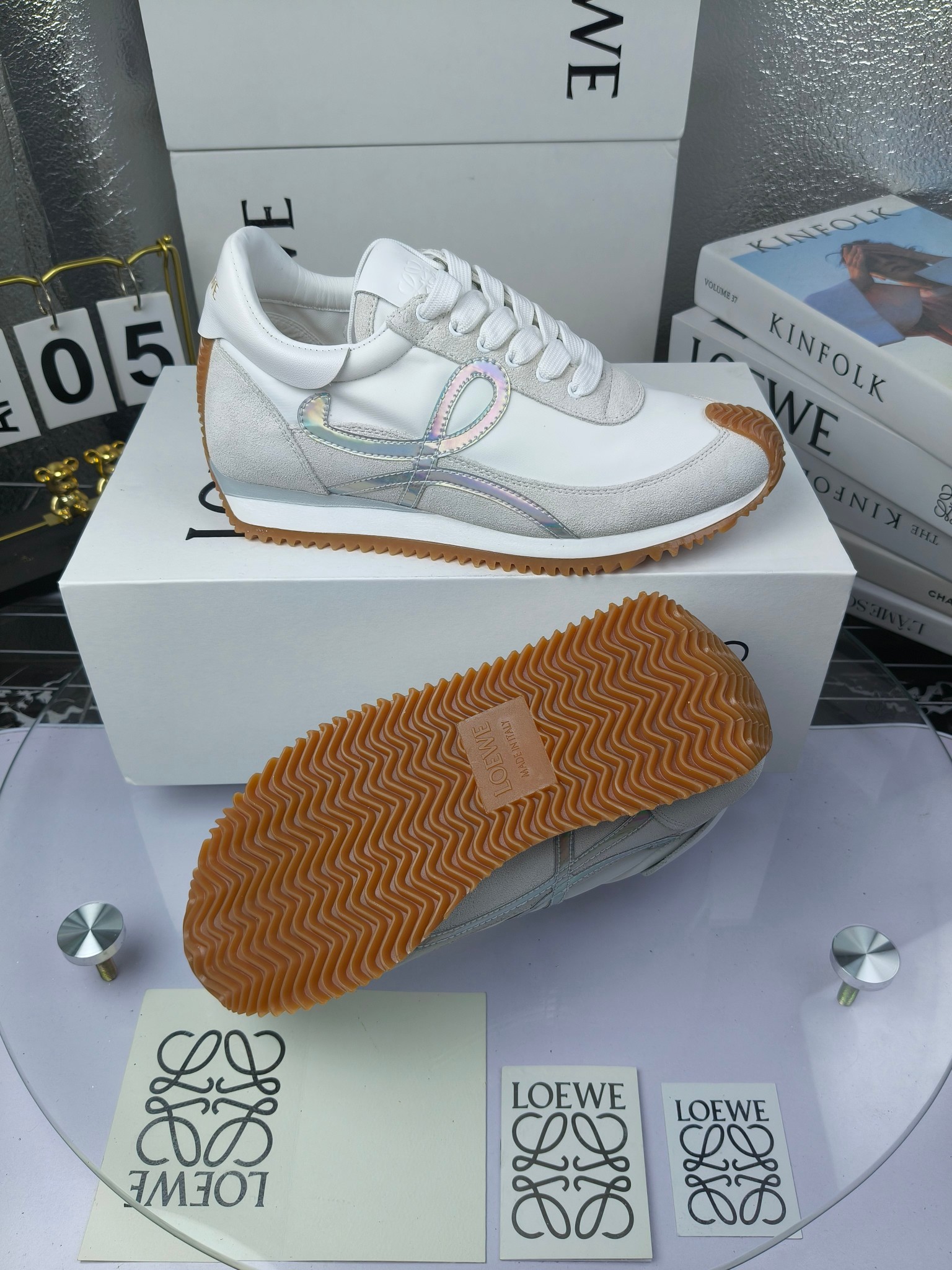 LOEWE
罗意威2023SS新款运动休闲鞋,
出220 套码大小订单私聊
易威阿甘鞋,情侣款德训鞋,运动无止境,设计大胆奢华,时尚工艺与运动精神融合创造出一款完美艺术单品⚠️
太美太好看太好穿太舒服了💕💕鞋子很轻便,逛街暴走零压力,配裙子裤子都非常百搭
国外购原板1:1开发,皮革,绒面,丝绸3种材料拼接撞色,LOEWE标志性草书字样L与鞋身完美融合,
多种颜色的拼接,给人一种强烈的视觉冲击,异常吸睛,鞋身整体线条优美,大底超软耐磨
💚鞋面采用牛反绒➕原版布料
💚舒适羊皮内里、水染牛皮垫脚
💚码数:女码35-42(41.42订做)
男码38-46(38.45.46订做)
