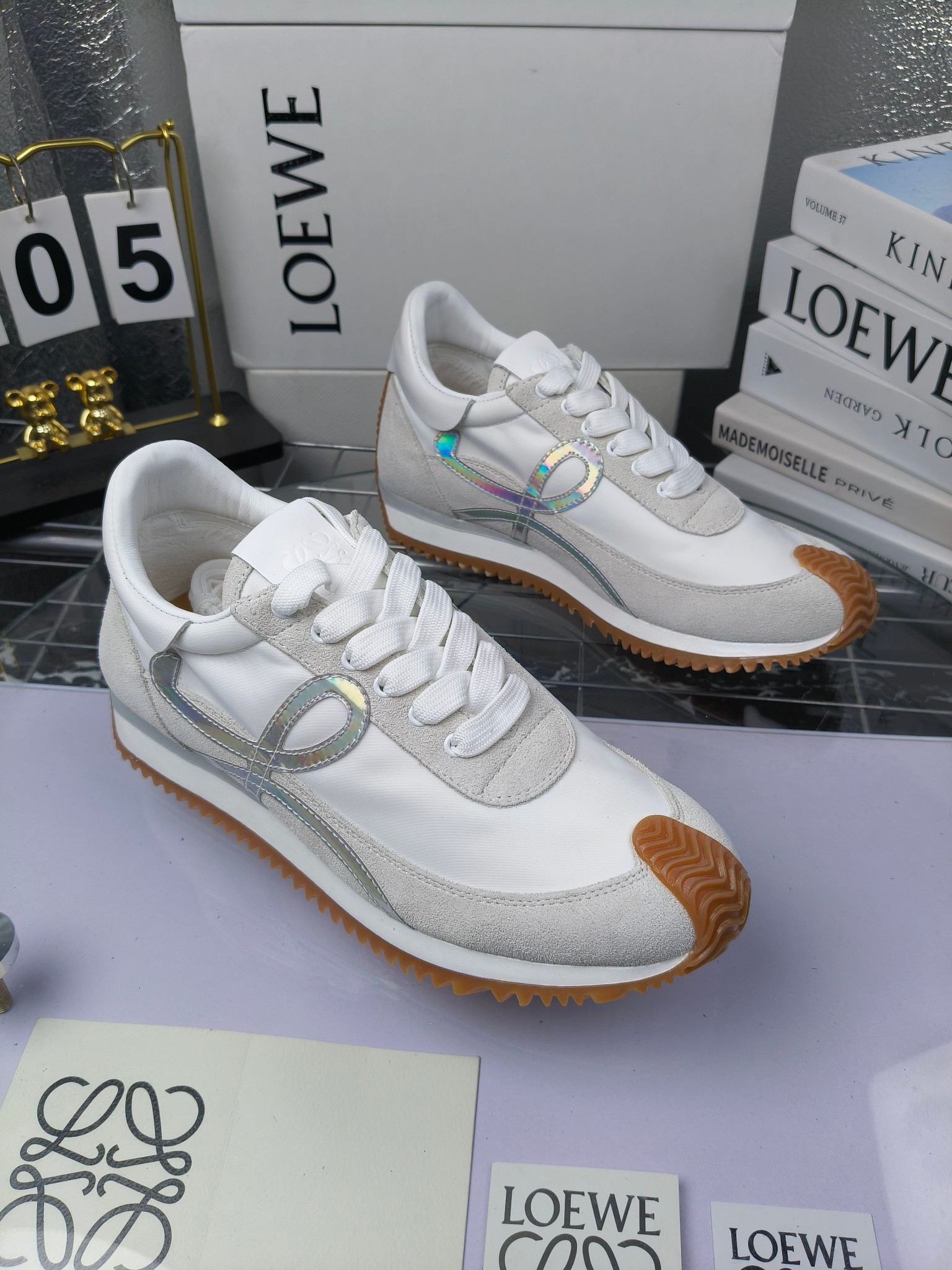 LOEWE
罗意威2023SS新款运动休闲鞋,
出220 套码大小订单私聊
易威阿甘鞋,情侣款德训鞋,运动无止境,设计大胆奢华,时尚工艺与运动精神融合创造出一款完美艺术单品⚠️
太美太好看太好穿太舒服了💕💕鞋子很轻便,逛街暴走零压力,配裙子裤子都非常百搭
国外购原板1:1开发,皮革,绒面,丝绸3种材料拼接撞色,LOEWE标志性草书字样L与鞋身完美融合,
多种颜色的拼接,给人一种强烈的视觉冲击,异常吸睛,鞋身整体线条优美,大底超软耐磨
💚鞋面采用牛反绒➕原版布料
💚舒适羊皮内里、水染牛皮垫脚
💚码数:女码35-42(41.42订做)
男码38-46(38.45.46订做)