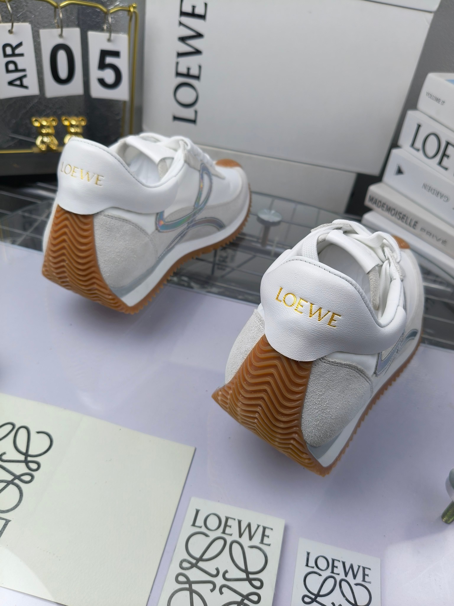 LOEWE
罗意威2023SS新款运动休闲鞋,
出220 套码大小订单私聊
易威阿甘鞋,情侣款德训鞋,运动无止境,设计大胆奢华,时尚工艺与运动精神融合创造出一款完美艺术单品⚠️
太美太好看太好穿太舒服了💕💕鞋子很轻便,逛街暴走零压力,配裙子裤子都非常百搭
国外购原板1:1开发,皮革,绒面,丝绸3种材料拼接撞色,LOEWE标志性草书字样L与鞋身完美融合,
多种颜色的拼接,给人一种强烈的视觉冲击,异常吸睛,鞋身整体线条优美,大底超软耐磨
💚鞋面采用牛反绒➕原版布料
💚舒适羊皮内里、水染牛皮垫脚
💚码数:女码35-42(41.42订做)
男码38-46(38.45.46订做)