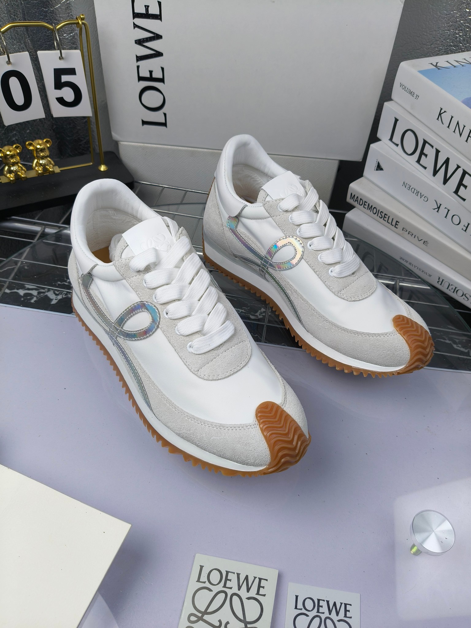 LOEWE
罗意威2023SS新款运动休闲鞋,
出220 套码大小订单私聊
易威阿甘鞋,情侣款德训鞋,运动无止境,设计大胆奢华,时尚工艺与运动精神融合创造出一款完美艺术单品⚠️
太美太好看太好穿太舒服了💕💕鞋子很轻便,逛街暴走零压力,配裙子裤子都非常百搭
国外购原板1:1开发,皮革,绒面,丝绸3种材料拼接撞色,LOEWE标志性草书字样L与鞋身完美融合,
多种颜色的拼接,给人一种强烈的视觉冲击,异常吸睛,鞋身整体线条优美,大底超软耐磨
💚鞋面采用牛反绒➕原版布料
💚舒适羊皮内里、水染牛皮垫脚
💚码数:女码35-42(41.42订做)
男码38-46(38.45.46订做)