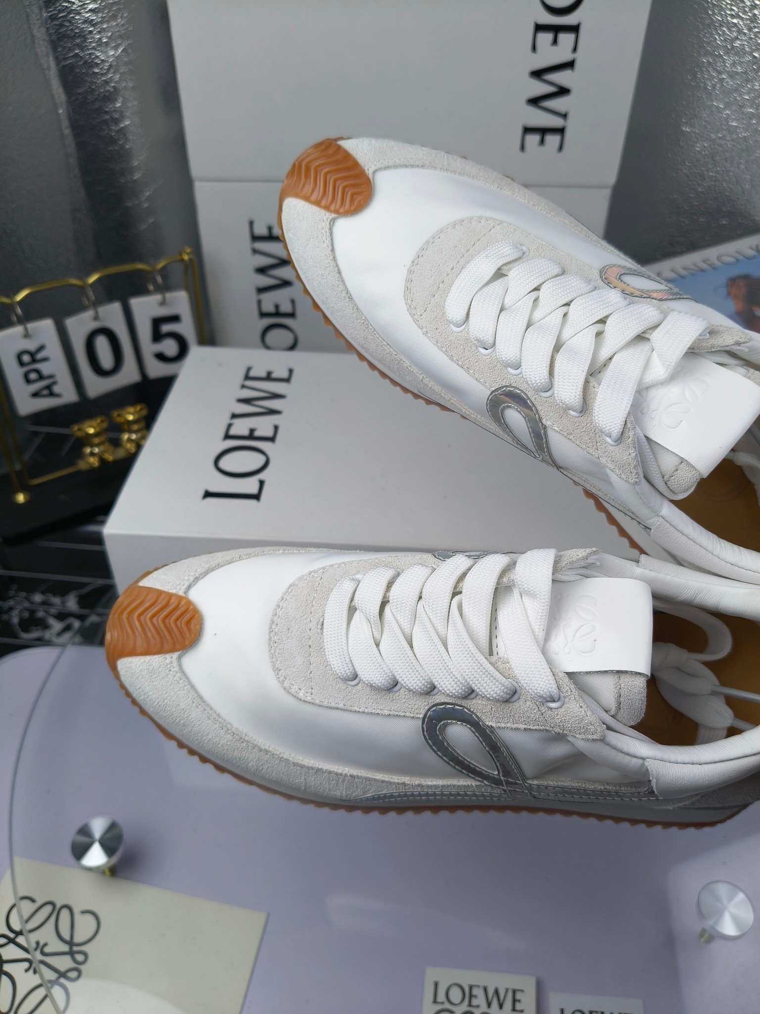LOEWE
罗意威2023SS新款运动休闲鞋,
出220 套码大小订单私聊
易威阿甘鞋,情侣款德训鞋,运动无止境,设计大胆奢华,时尚工艺与运动精神融合创造出一款完美艺术单品⚠️
太美太好看太好穿太舒服了💕💕鞋子很轻便,逛街暴走零压力,配裙子裤子都非常百搭
国外购原板1:1开发,皮革,绒面,丝绸3种材料拼接撞色,LOEWE标志性草书字样L与鞋身完美融合,
多种颜色的拼接,给人一种强烈的视觉冲击,异常吸睛,鞋身整体线条优美,大底超软耐磨
💚鞋面采用牛反绒➕原版布料
💚舒适羊皮内里、水染牛皮垫脚
💚码数:女码35-42(41.42订做)
男码38-46(38.45.46订做)