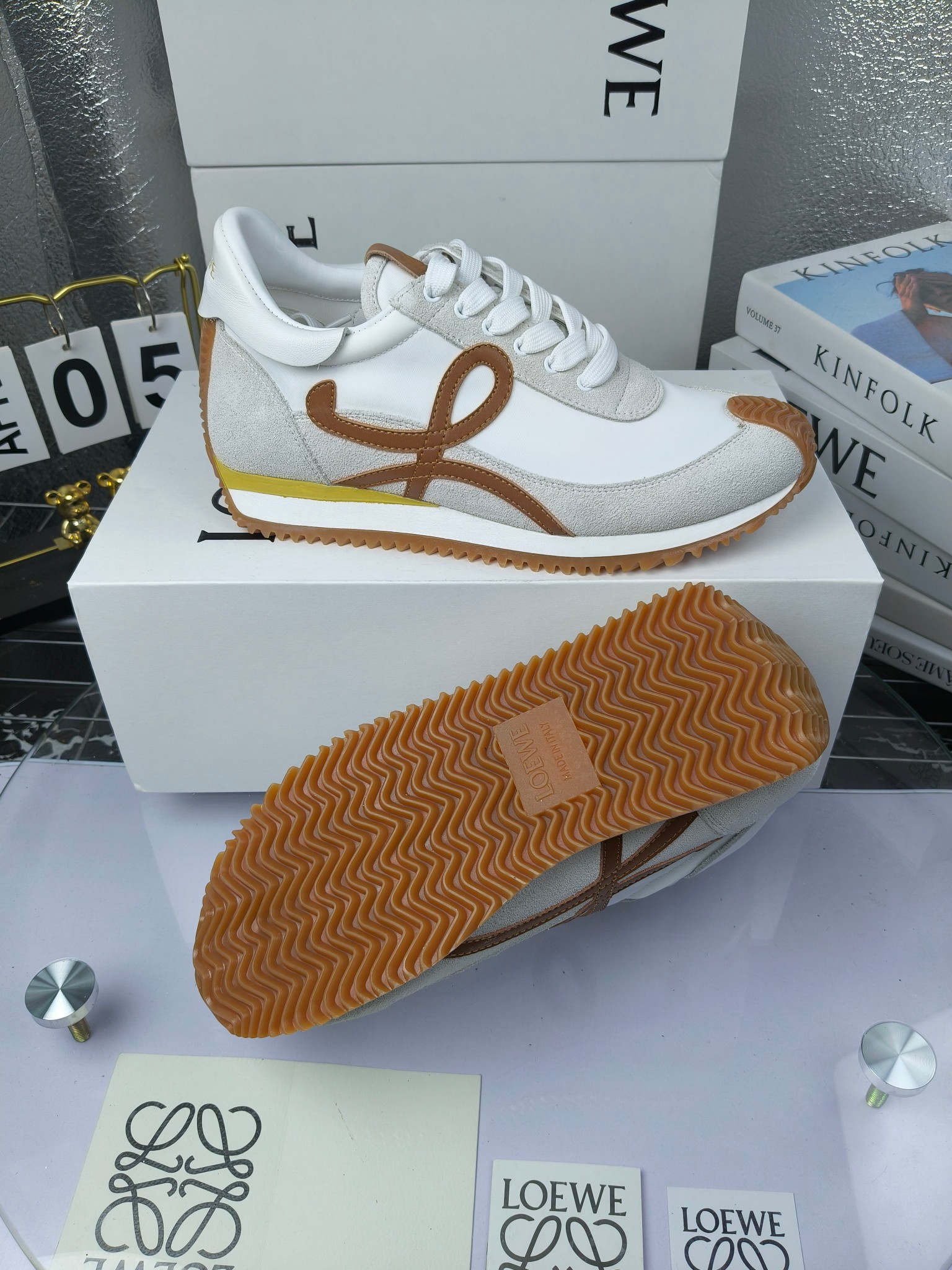 LOEWE
罗意威2023SS新款运动休闲鞋,
出220 套码大小订单私聊
易威阿甘鞋,情侣款德训鞋,运动无止境,设计大胆奢华,时尚工艺与运动精神融合创造出一款完美艺术单品⚠️
太美太好看太好穿太舒服了💕💕鞋子很轻便,逛街暴走零压力,配裙子裤子都非常百搭
国外购原板1:1开发,皮革,绒面,丝绸3种材料拼接撞色,LOEWE标志性草书字样L与鞋身完美融合,
多种颜色的拼接,给人一种强烈的视觉冲击,异常吸睛,鞋身整体线条优美,大底超软耐磨
💚鞋面采用牛反绒➕原版布料
💚舒适羊皮内里、水染牛皮垫脚
💚码数:女码35-42(41.42订做)
男码38-46(38.45.46订做)