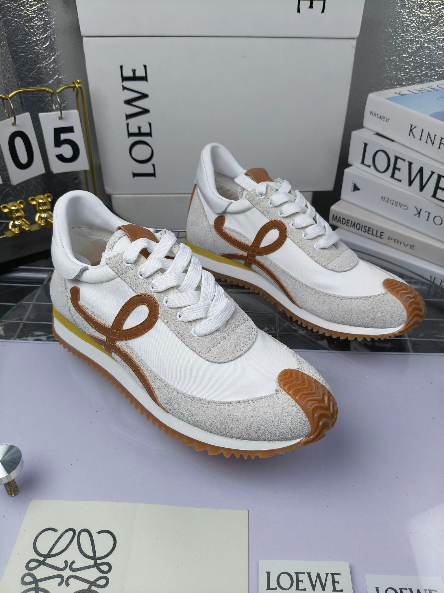 LOEWE
罗意威2023SS新款运动休闲鞋,
出220 套码大小订单私聊
易威阿甘鞋,情侣款德训鞋,运动无止境,设计大胆奢华,时尚工艺与运动精神融合创造出一款完美艺术单品⚠️
太美太好看太好穿太舒服了💕💕鞋子很轻便,逛街暴走零压力,配裙子裤子都非常百搭
国外购原板1:1开发,皮革,绒面,丝绸3种材料拼接撞色,LOEWE标志性草书字样L与鞋身完美融合,
多种颜色的拼接,给人一种强烈的视觉冲击,异常吸睛,鞋身整体线条优美,大底超软耐磨
💚鞋面采用牛反绒➕原版布料
💚舒适羊皮内里、水染牛皮垫脚
💚码数:女码35-42(41.42订做)
男码38-46(38.45.46订做)