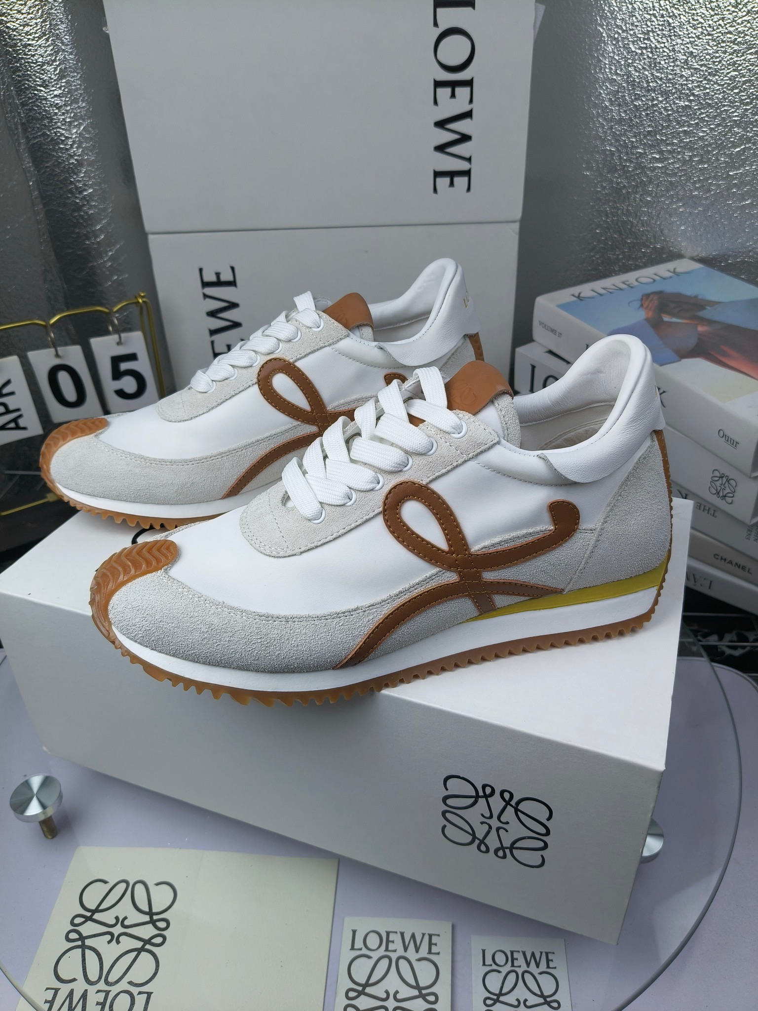 LOEWE
罗意威2023SS新款运动休闲鞋,
出220 套码大小订单私聊
易威阿甘鞋,情侣款德训鞋,运动无止境,设计大胆奢华,时尚工艺与运动精神融合创造出一款完美艺术单品⚠️
太美太好看太好穿太舒服了💕💕鞋子很轻便,逛街暴走零压力,配裙子裤子都非常百搭
国外购原板1:1开发,皮革,绒面,丝绸3种材料拼接撞色,LOEWE标志性草书字样L与鞋身完美融合,
多种颜色的拼接,给人一种强烈的视觉冲击,异常吸睛,鞋身整体线条优美,大底超软耐磨
💚鞋面采用牛反绒➕原版布料
💚舒适羊皮内里、水染牛皮垫脚
💚码数:女码35-42(41.42订做)
男码38-46(38.45.46订做)