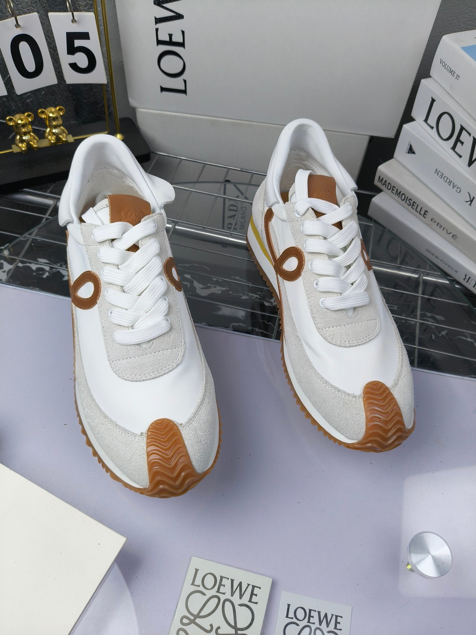 LOEWE
罗意威2023SS新款运动休闲鞋,
出220 套码大小订单私聊
易威阿甘鞋,情侣款德训鞋,运动无止境,设计大胆奢华,时尚工艺与运动精神融合创造出一款完美艺术单品⚠️
太美太好看太好穿太舒服了💕💕鞋子很轻便,逛街暴走零压力,配裙子裤子都非常百搭
国外购原板1:1开发,皮革,绒面,丝绸3种材料拼接撞色,LOEWE标志性草书字样L与鞋身完美融合,
多种颜色的拼接,给人一种强烈的视觉冲击,异常吸睛,鞋身整体线条优美,大底超软耐磨
💚鞋面采用牛反绒➕原版布料
💚舒适羊皮内里、水染牛皮垫脚
💚码数:女码35-42(41.42订做)
男码38-46(38.45.46订做)