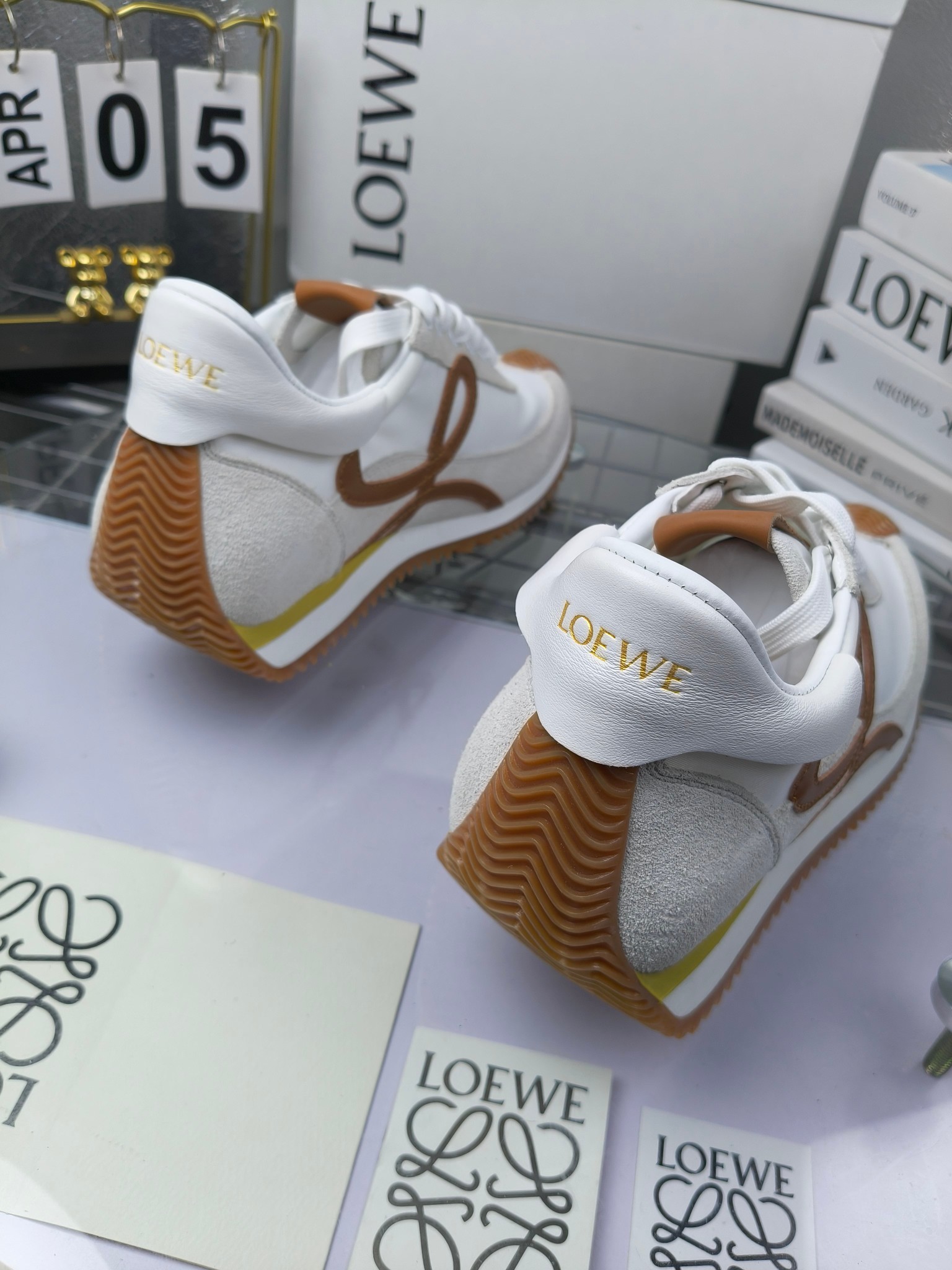 LOEWE
罗意威2023SS新款运动休闲鞋,
出220 套码大小订单私聊
易威阿甘鞋,情侣款德训鞋,运动无止境,设计大胆奢华,时尚工艺与运动精神融合创造出一款完美艺术单品⚠️
太美太好看太好穿太舒服了💕💕鞋子很轻便,逛街暴走零压力,配裙子裤子都非常百搭
国外购原板1:1开发,皮革,绒面,丝绸3种材料拼接撞色,LOEWE标志性草书字样L与鞋身完美融合,
多种颜色的拼接,给人一种强烈的视觉冲击,异常吸睛,鞋身整体线条优美,大底超软耐磨
💚鞋面采用牛反绒➕原版布料
💚舒适羊皮内里、水染牛皮垫脚
💚码数:女码35-42(41.42订做)
男码38-46(38.45.46订做)