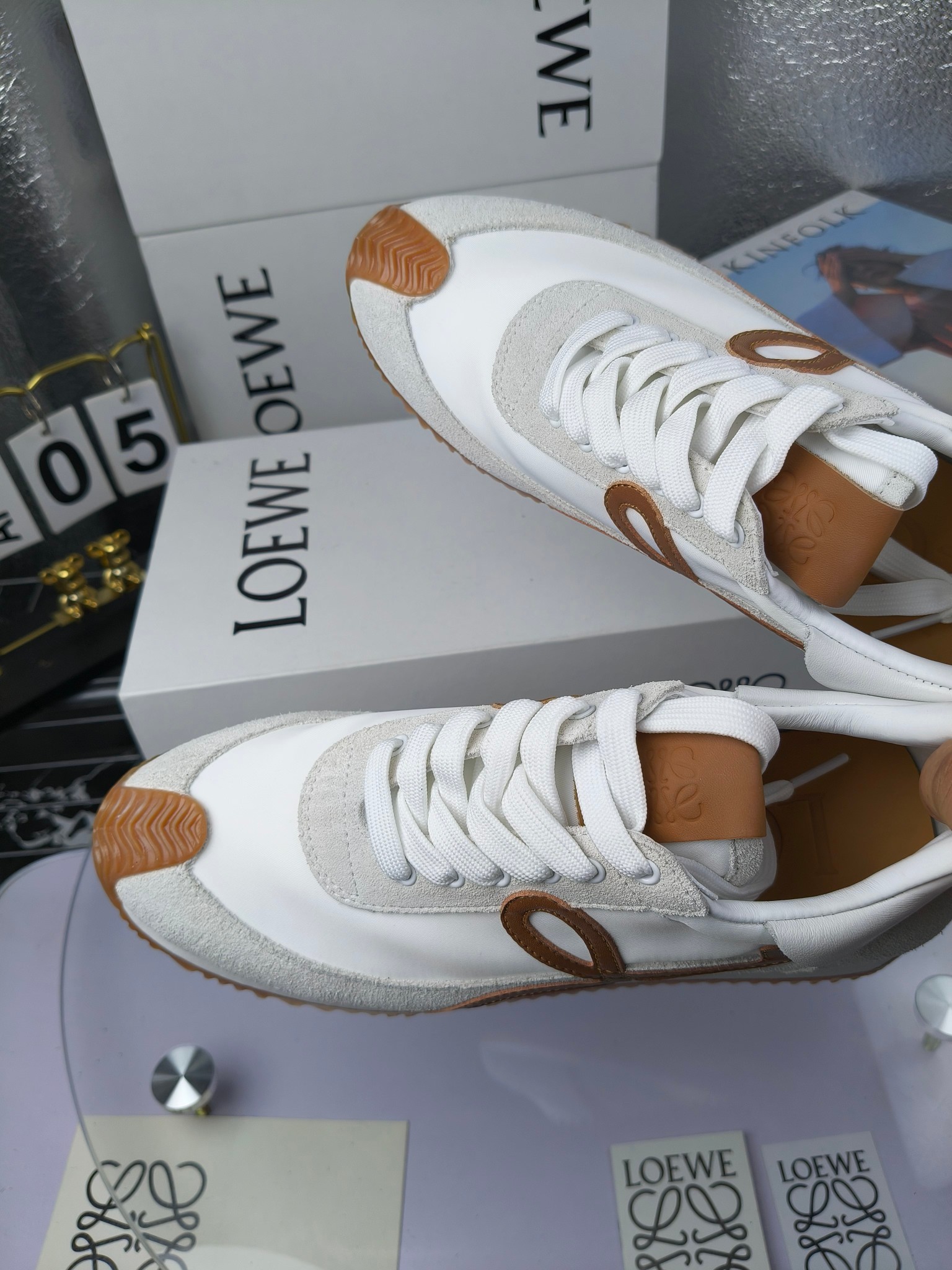 LOEWE
罗意威2023SS新款运动休闲鞋,
出220 套码大小订单私聊
易威阿甘鞋,情侣款德训鞋,运动无止境,设计大胆奢华,时尚工艺与运动精神融合创造出一款完美艺术单品⚠️
太美太好看太好穿太舒服了💕💕鞋子很轻便,逛街暴走零压力,配裙子裤子都非常百搭
国外购原板1:1开发,皮革,绒面,丝绸3种材料拼接撞色,LOEWE标志性草书字样L与鞋身完美融合,
多种颜色的拼接,给人一种强烈的视觉冲击,异常吸睛,鞋身整体线条优美,大底超软耐磨
💚鞋面采用牛反绒➕原版布料
💚舒适羊皮内里、水染牛皮垫脚
💚码数:女码35-42(41.42订做)
男码38-46(38.45.46订做)