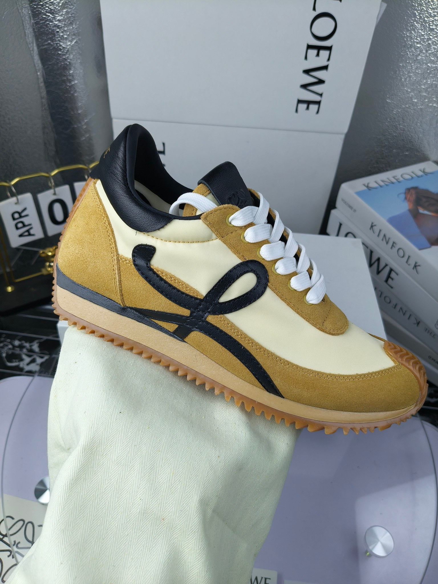 LOEWE
罗意威2023SS新款运动休闲鞋,
出220
易威阿甘鞋,情侣款德训鞋,运动无止境,设计大胆奢华,时尚工艺与运动精神融合创造出一款完美艺术单品⚠️
太美太好看太好穿太舒服了💕💕鞋子很轻便,逛街暴走零压力,配裙子裤子都非常百搭
国外购原板1:1开发,皮革,绒面,丝绸3种材料拼接撞色,LOEWE标志性草书字样L与鞋身完美融合,
多种颜色的拼接,给人一种强烈的视觉冲击,异常吸睛,鞋身整体线条优美,大底超软耐磨
💚鞋面采用牛反绒➕原版布料
💚舒适羊皮内里、水染牛皮垫脚
💚码数:女码35-42(41.42订做)
男码38-46(38.45.46订做)