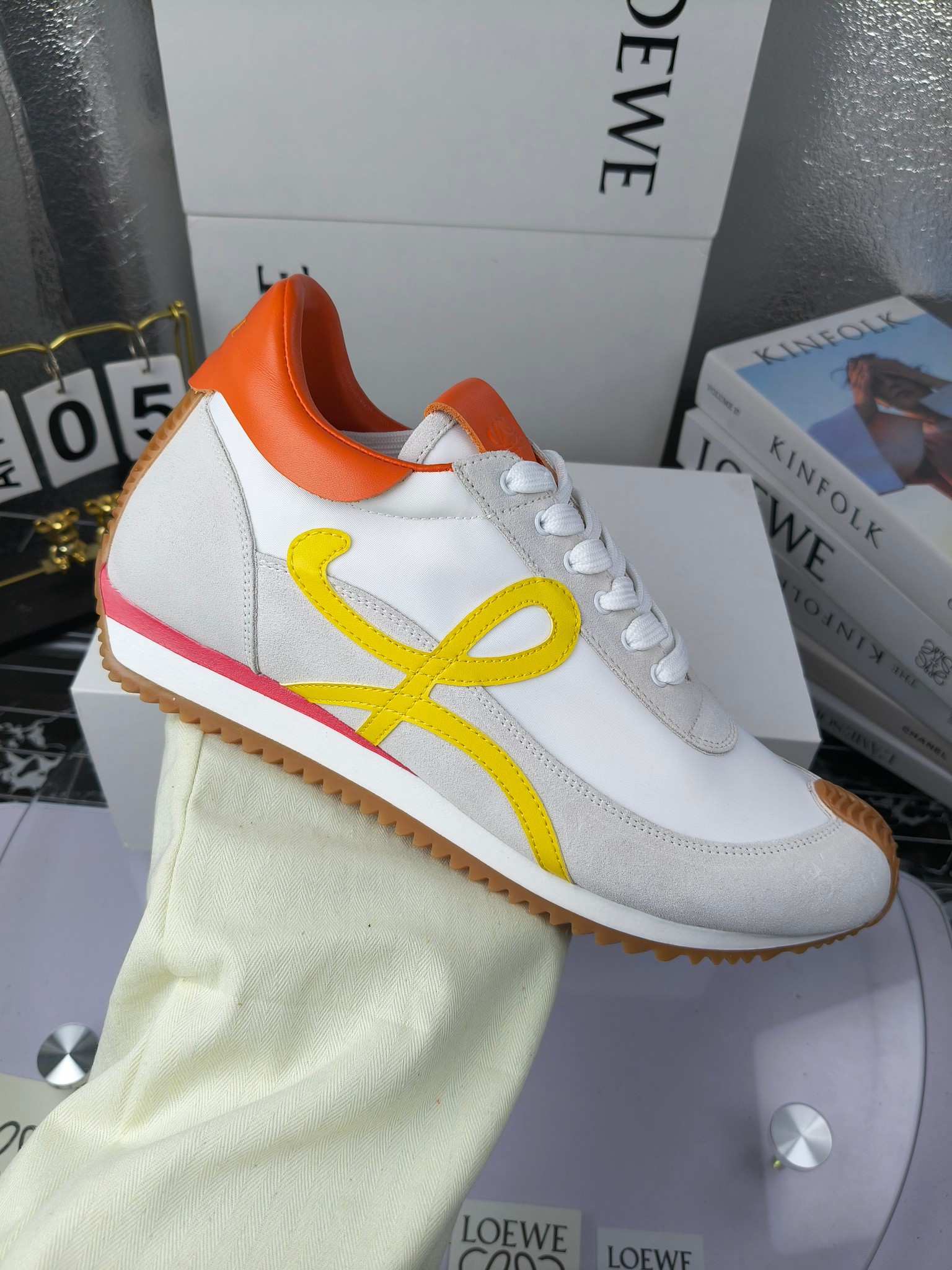 LOEWE
罗意威2023SS新款运动休闲鞋，
出220      
易威阿甘鞋，情侣款德训鞋，运动无止境，设计大胆奢华，时尚工艺与运动精神融合创造出一款完美艺术单品⚠️
太美太好看太好穿太舒服了💕💕鞋子很轻便，逛街暴走零压力，配裙子裤子都非常百搭
国外购原板1：1开发，皮革，绒面，丝绸3种材料拼接撞色，LOEWE标志性草书字样L与鞋身完美融合，
多种颜色的拼接，给人一种强烈的视觉冲击，异常吸睛，鞋身整体线条优美，大底超软耐磨
💚鞋面采用牛反绒➕原版布料
💚舒适羊皮内里、水染牛皮垫脚
💚码数：女码35-42（41.42订做）
                 男码38-46（38.45.46订做）