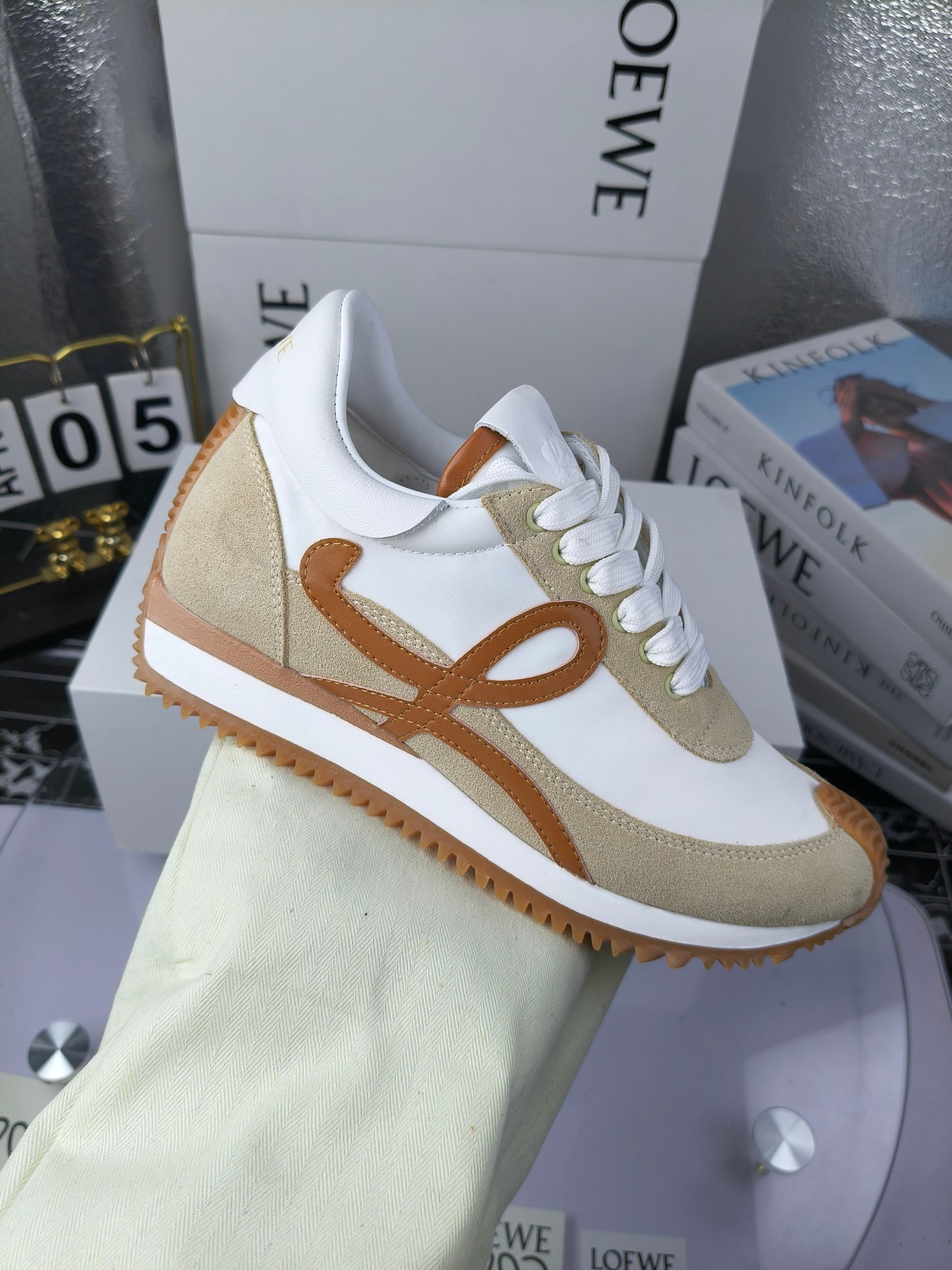 LOEWE
罗意威2023SS新款运动休闲鞋，
出220      
易威阿甘鞋，情侣款德训鞋，运动无止境，设计大胆奢华，时尚工艺与运动精神融合创造出一款完美艺术单品⚠️
太美太好看太好穿太舒服了💕💕鞋子很轻便，逛街暴走零压力，配裙子裤子都非常百搭
国外购原板1：1开发，皮革，绒面，丝绸3种材料拼接撞色，LOEWE标志性草书字样L与鞋身完美融合，
多种颜色的拼接，给人一种强烈的视觉冲击，异常吸睛，鞋身整体线条优美，大底超软耐磨
💚鞋面采用牛反绒➕原版布料
💚舒适羊皮内里、水染牛皮垫脚
💚码数：女码35-42（41.42订做）
                 男码38-46（38.45.46订做）