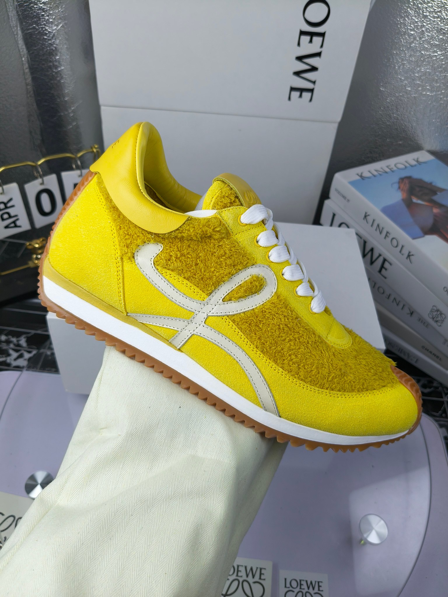 LOEWE
罗意威2023SS新款运动休闲鞋，
出220      
易威阿甘鞋，情侣款德训鞋，运动无止境，设计大胆奢华，时尚工艺与运动精神融合创造出一款完美艺术单品⚠️
太美太好看太好穿太舒服了💕💕鞋子很轻便，逛街暴走零压力，配裙子裤子都非常百搭
国外购原板1：1开发，皮革，绒面，丝绸3种材料拼接撞色，LOEWE标志性草书字样L与鞋身完美融合，
多种颜色的拼接，给人一种强烈的视觉冲击，异常吸睛，鞋身整体线条优美，大底超软耐磨
💚鞋面采用牛反绒➕原版布料
💚舒适羊皮内里、水染牛皮垫脚
💚码数：女码35-42（41.42订做）
                 男码38-46（38.45.46订做）