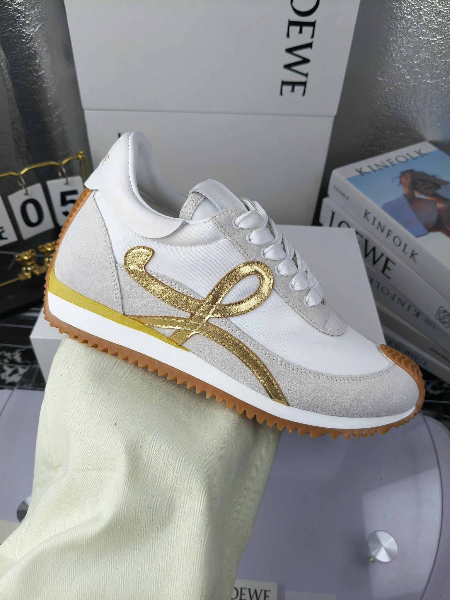 LOEWE
罗意威2023SS新款运动休闲鞋，
出220      
易威阿甘鞋，情侣款德训鞋，运动无止境，设计大胆奢华，时尚工艺与运动精神融合创造出一款完美艺术单品⚠️
太美太好看太好穿太舒服了💕💕鞋子很轻便，逛街暴走零压力，配裙子裤子都非常百搭
国外购原板1：1开发，皮革，绒面，丝绸3种材料拼接撞色，LOEWE标志性草书字样L与鞋身完美融合，
多种颜色的拼接，给人一种强烈的视觉冲击，异常吸睛，鞋身整体线条优美，大底超软耐磨
💚鞋面采用牛反绒➕原版布料
💚舒适羊皮内里、水染牛皮垫脚
💚码数：女码35-42（41.42订做）
                 男码38-46（38.45.46订做）