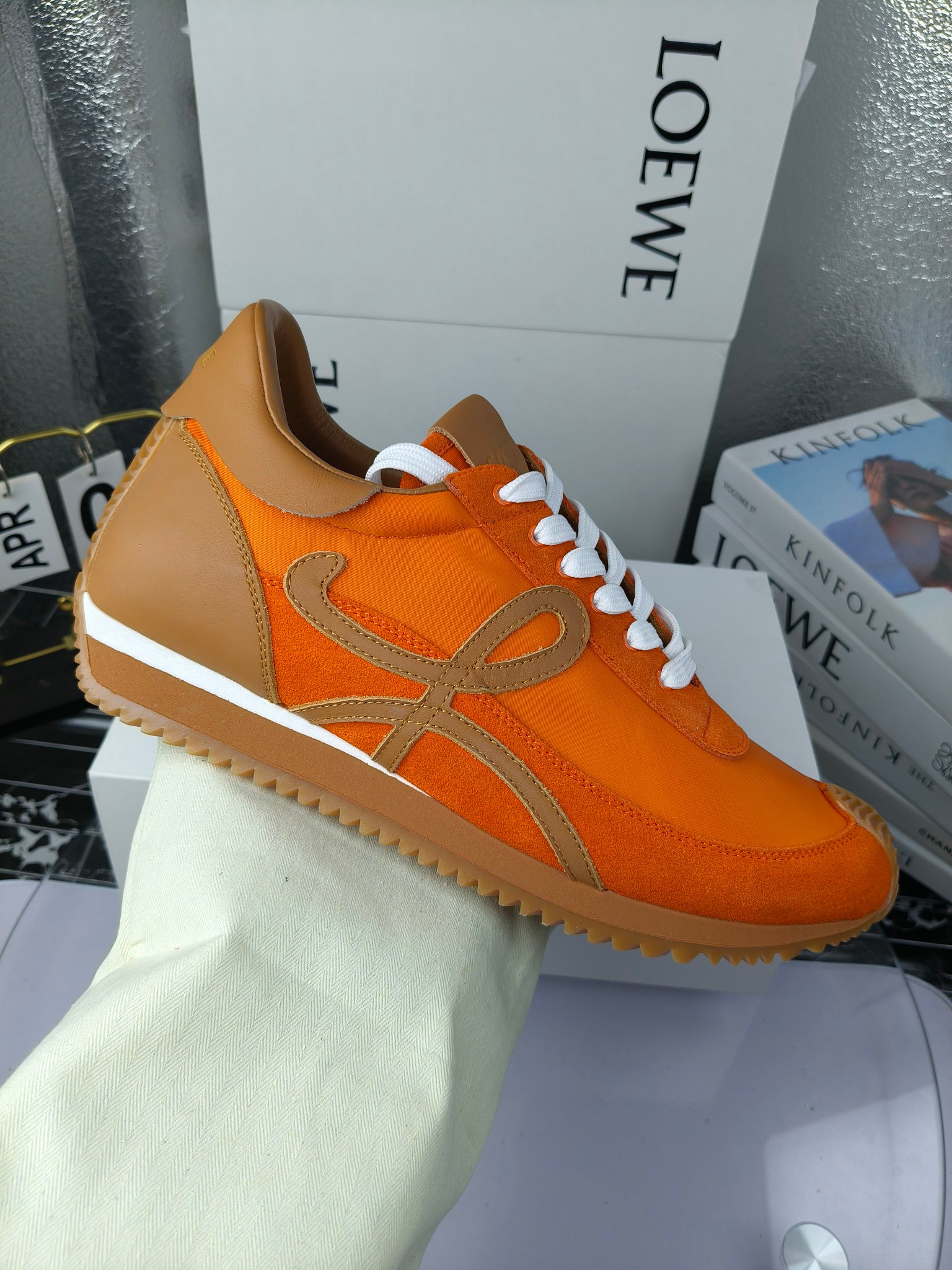 LOEWE
罗意威2023SS新款运动休闲鞋，
出220      
易威阿甘鞋，情侣款德训鞋，运动无止境，设计大胆奢华，时尚工艺与运动精神融合创造出一款完美艺术单品⚠️
太美太好看太好穿太舒服了💕💕鞋子很轻便，逛街暴走零压力，配裙子裤子都非常百搭
国外购原板1：1开发，皮革，绒面，丝绸3种材料拼接撞色，LOEWE标志性草书字样L与鞋身完美融合，
多种颜色的拼接，给人一种强烈的视觉冲击，异常吸睛，鞋身整体线条优美，大底超软耐磨
💚鞋面采用牛反绒➕原版布料
💚舒适羊皮内里、水染牛皮垫脚
💚码数：女码35-42（41.42订做）
                 男码38-46（38.45.46订做）