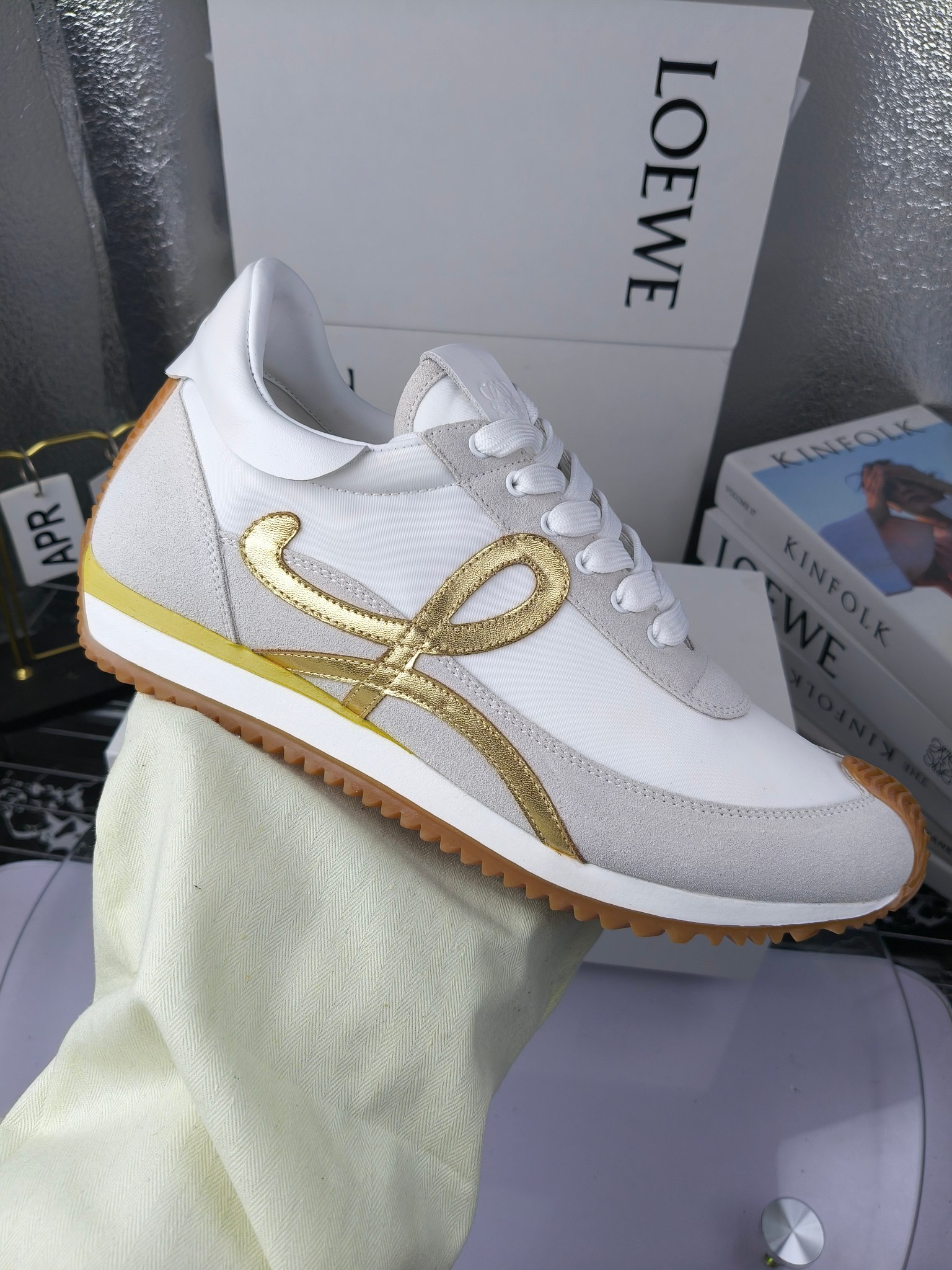 LOEWE
罗意威2023SS新款运动休闲鞋，
出220      
易威阿甘鞋，情侣款德训鞋，运动无止境，设计大胆奢华，时尚工艺与运动精神融合创造出一款完美艺术单品⚠️
太美太好看太好穿太舒服了💕💕鞋子很轻便，逛街暴走零压力，配裙子裤子都非常百搭
国外购原板1：1开发，皮革，绒面，丝绸3种材料拼接撞色，LOEWE标志性草书字样L与鞋身完美融合，
多种颜色的拼接，给人一种强烈的视觉冲击，异常吸睛，鞋身整体线条优美，大底超软耐磨
💚鞋面采用牛反绒➕原版布料
💚舒适羊皮内里、水染牛皮垫脚
💚码数：女码35-42（41.42订做）
                 男码38-46（38.45.46订做）