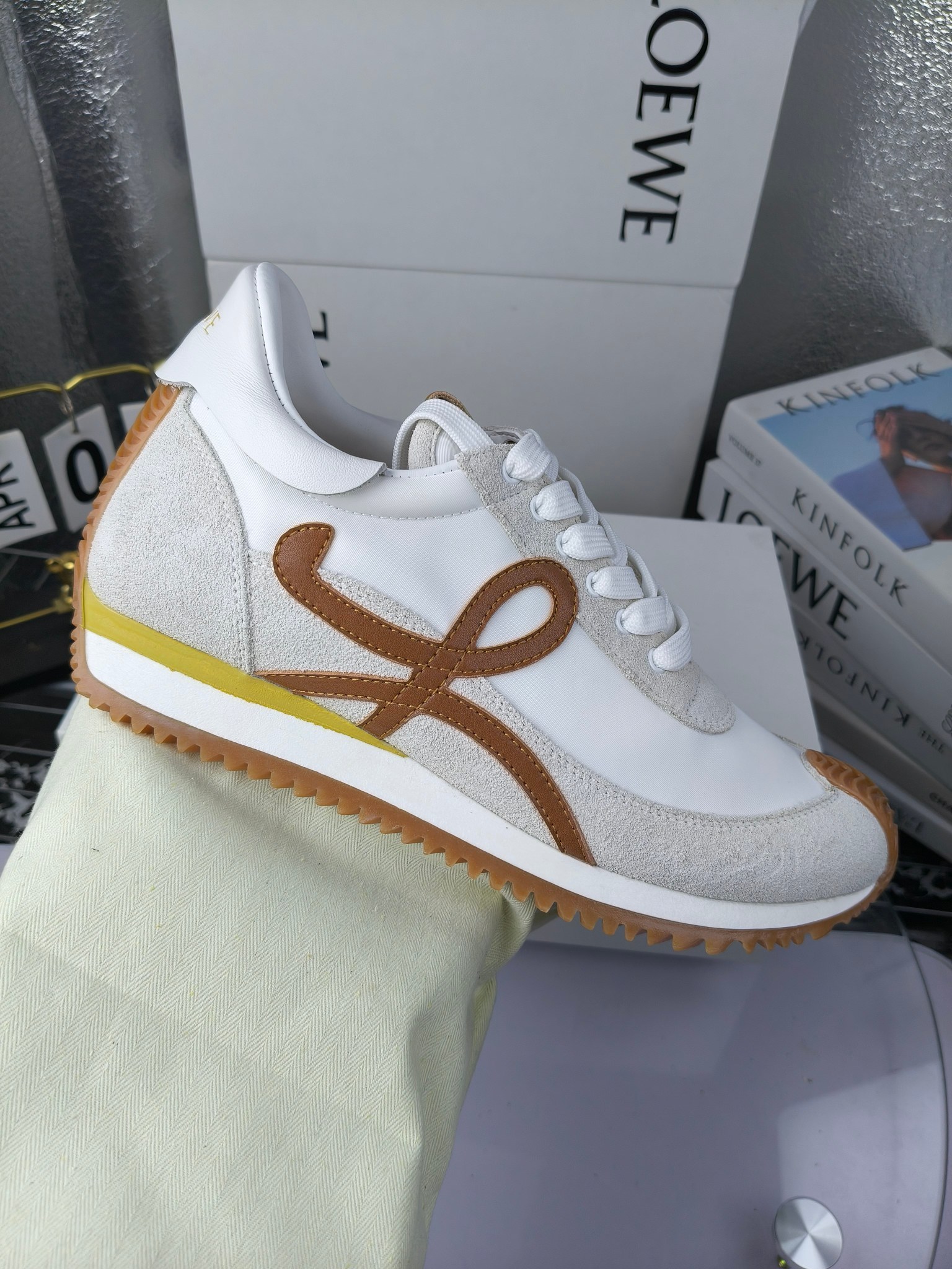 LOEWE
罗意威2023SS新款运动休闲鞋，
出220      
易威阿甘鞋，情侣款德训鞋，运动无止境，设计大胆奢华，时尚工艺与运动精神融合创造出一款完美艺术单品⚠️
太美太好看太好穿太舒服了💕💕鞋子很轻便，逛街暴走零压力，配裙子裤子都非常百搭
国外购原板1：1开发，皮革，绒面，丝绸3种材料拼接撞色，LOEWE标志性草书字样L与鞋身完美融合，
多种颜色的拼接，给人一种强烈的视觉冲击，异常吸睛，鞋身整体线条优美，大底超软耐磨
💚鞋面采用牛反绒➕原版布料
💚舒适羊皮内里、水染牛皮垫脚
💚码数：女码35-42（41.42订做）
                 男码38-46（38.45.46订做）