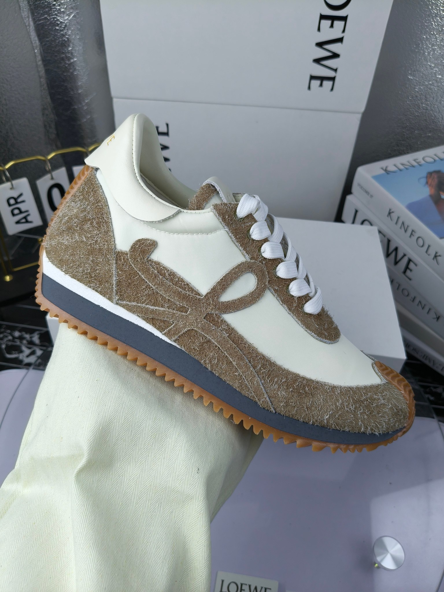 LOEWE
罗意威2023SS新款运动休闲鞋，
出220      
易威阿甘鞋，情侣款德训鞋，运动无止境，设计大胆奢华，时尚工艺与运动精神融合创造出一款完美艺术单品⚠️
太美太好看太好穿太舒服了💕💕鞋子很轻便，逛街暴走零压力，配裙子裤子都非常百搭
国外购原板1：1开发，皮革，绒面，丝绸3种材料拼接撞色，LOEWE标志性草书字样L与鞋身完美融合，
多种颜色的拼接，给人一种强烈的视觉冲击，异常吸睛，鞋身整体线条优美，大底超软耐磨
💚鞋面采用牛反绒➕原版布料
💚舒适羊皮内里、水染牛皮垫脚
💚码数：女码35-42（41.42订做）
                 男码38-46（38.45.46订做）