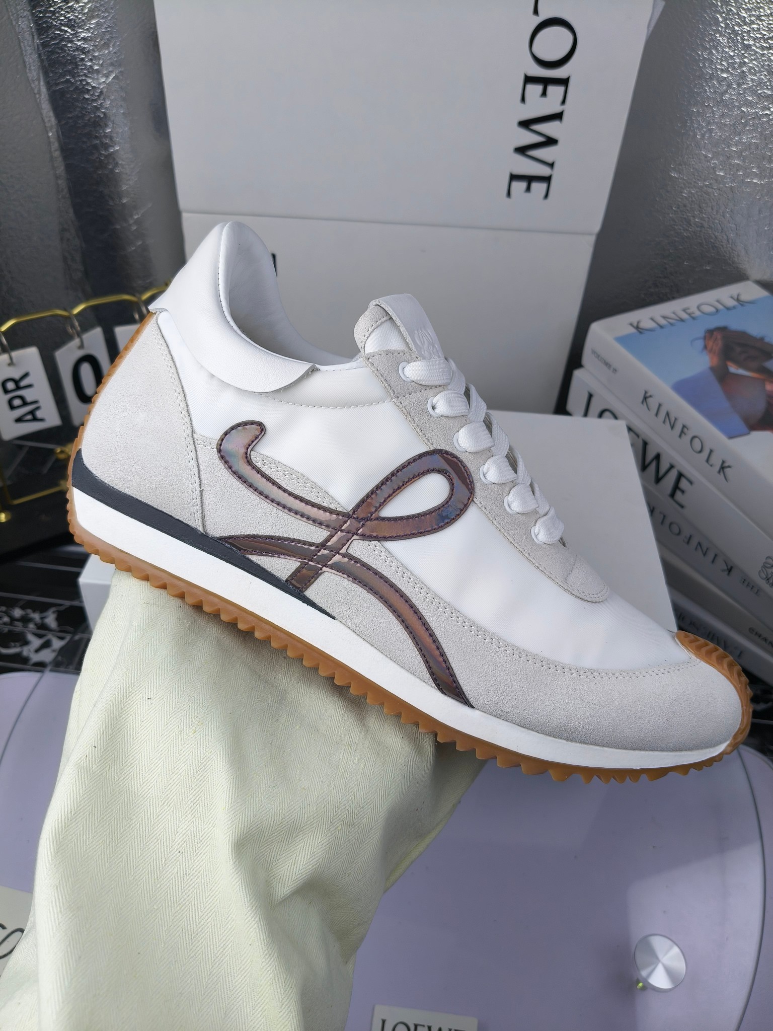 LOEWE
罗意威2023SS新款运动休闲鞋，
出220     
易威阿甘鞋，情侣款德训鞋，运动无止境，设计大胆奢华，时尚工艺与运动精神融合创造出一款完美艺术单品⚠️
太美太好看太好穿太舒服了💕💕鞋子很轻便，逛街暴走零压力，配裙子裤子都非常百搭
国外购原板1：1开发，皮革，绒面，丝绸3种材料拼接撞色，LOEWE标志性草书字样L与鞋身完美融合，
多种颜色的拼接，给人一种强烈的视觉冲击，异常吸睛，鞋身整体线条优美，大底超软耐磨
💚鞋面采用牛反绒➕原版布料
💚舒适羊皮内里、水染牛皮垫脚
💚码数：女码35-42（41.42订做）
                 男码38-46（38.45.46订做）