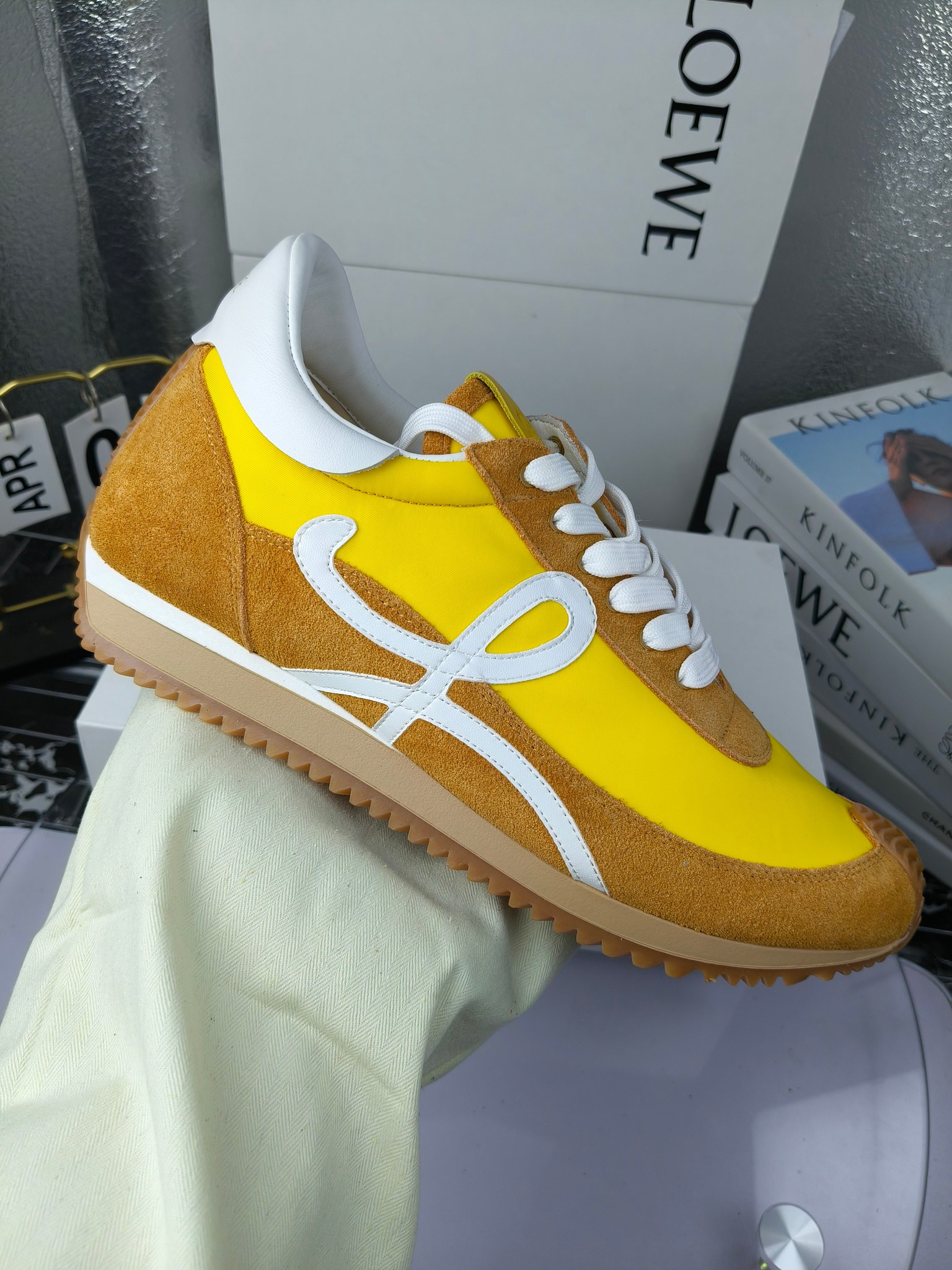 LOEWE
罗意威2023SS新款运动休闲鞋，
出220     
易威阿甘鞋，情侣款德训鞋，运动无止境，设计大胆奢华，时尚工艺与运动精神融合创造出一款完美艺术单品⚠️
太美太好看太好穿太舒服了💕💕鞋子很轻便，逛街暴走零压力，配裙子裤子都非常百搭
国外购原板1：1开发，皮革，绒面，丝绸3种材料拼接撞色，LOEWE标志性草书字样L与鞋身完美融合，
多种颜色的拼接，给人一种强烈的视觉冲击，异常吸睛，鞋身整体线条优美，大底超软耐磨
💚鞋面采用牛反绒➕原版布料
💚舒适羊皮内里、水染牛皮垫脚
💚码数：女码35-42（41.42订做）
                 男码38-46（38.45.46订做）