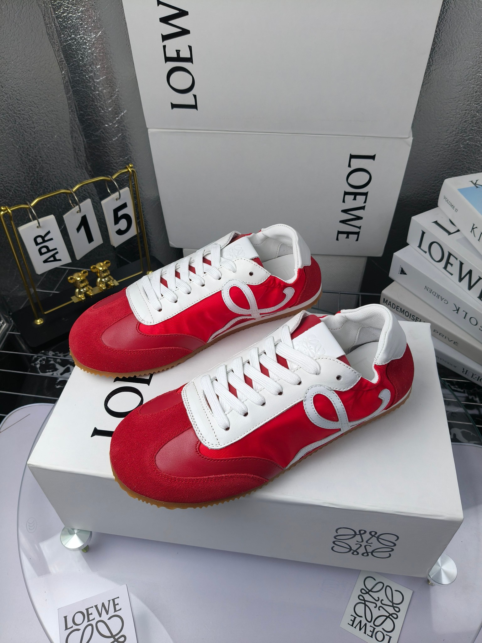 Loewe 罗意威 经典阿甘德训鞋,
情侣款35-46
出厂220
阿甘鞋👇 FLOW RUNNER系列 集复古 时尚 运动为一体
正所谓穿上休闲阿甘鞋 让步伐自由而不羁!这款阿甘鞋主打的就是一个增高得来又舒适 上脚的轻便那是大家想像不到的的~虽然说这个系列颜色比较多哈 但是我们给大家在回来的这两个颜色就是最最最火的配色了~相信咱家准没错 轻便清爽的设计 超级适合这个夏天的穿搭!
阿甘鞋的鞋头部分采用了椭圆形的设计 这种简约复古的风格也正是当下流行的极简主义了吧?
鞋面:由进口高丝光牛反绒➕进口小牛皮➕品牌专用风衣布
多种材质进行拼接 重叠 层次分明 从而呈现出色的层次质感颜值非常出色!
尺码:35-45
原盒包装!