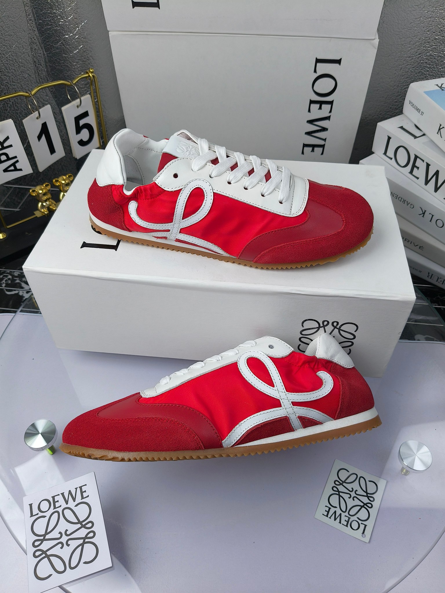 Loewe 罗意威 经典阿甘德训鞋,
情侣款35-46
出厂220
阿甘鞋👇 FLOW RUNNER系列 集复古 时尚 运动为一体
正所谓穿上休闲阿甘鞋 让步伐自由而不羁!这款阿甘鞋主打的就是一个增高得来又舒适 上脚的轻便那是大家想像不到的的~虽然说这个系列颜色比较多哈 但是我们给大家在回来的这两个颜色就是最最最火的配色了~相信咱家准没错 轻便清爽的设计 超级适合这个夏天的穿搭!
阿甘鞋的鞋头部分采用了椭圆形的设计 这种简约复古的风格也正是当下流行的极简主义了吧?
鞋面:由进口高丝光牛反绒➕进口小牛皮➕品牌专用风衣布
多种材质进行拼接 重叠 层次分明 从而呈现出色的层次质感颜值非常出色!
尺码:35-45
原盒包装!