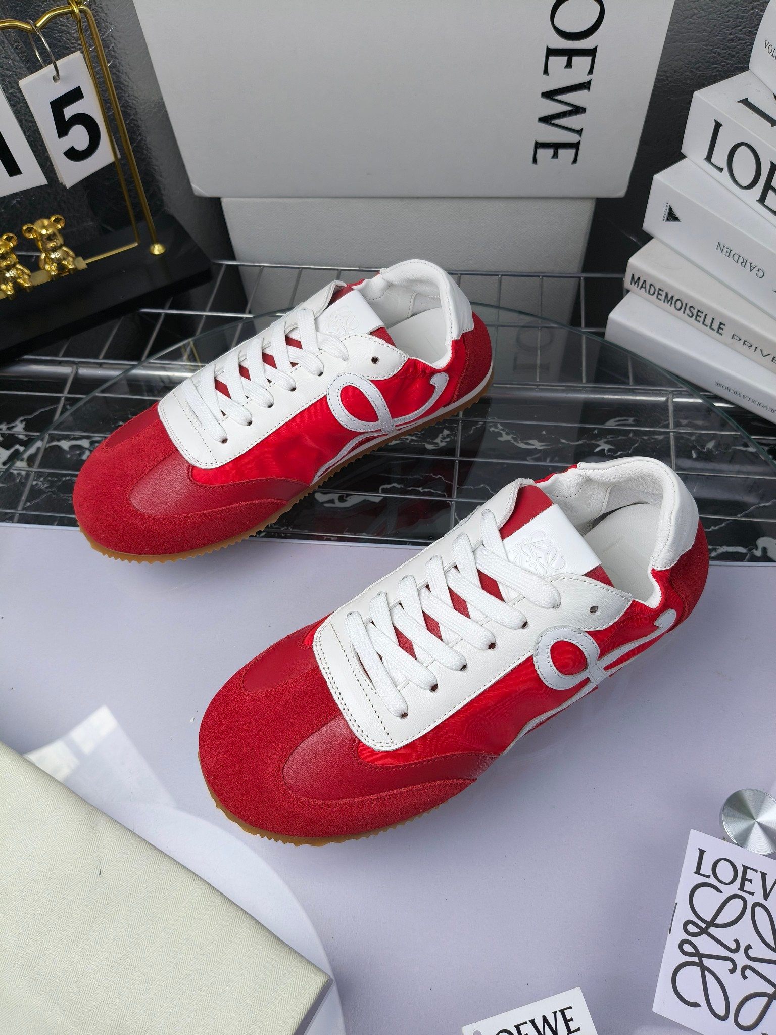 Loewe 罗意威 经典阿甘德训鞋,
情侣款35-46
出厂220
阿甘鞋👇 FLOW RUNNER系列 集复古 时尚 运动为一体
正所谓穿上休闲阿甘鞋 让步伐自由而不羁!这款阿甘鞋主打的就是一个增高得来又舒适 上脚的轻便那是大家想像不到的的~虽然说这个系列颜色比较多哈 但是我们给大家在回来的这两个颜色就是最最最火的配色了~相信咱家准没错 轻便清爽的设计 超级适合这个夏天的穿搭!
阿甘鞋的鞋头部分采用了椭圆形的设计 这种简约复古的风格也正是当下流行的极简主义了吧?
鞋面:由进口高丝光牛反绒➕进口小牛皮➕品牌专用风衣布
多种材质进行拼接 重叠 层次分明 从而呈现出色的层次质感颜值非常出色!
尺码:35-45
原盒包装!