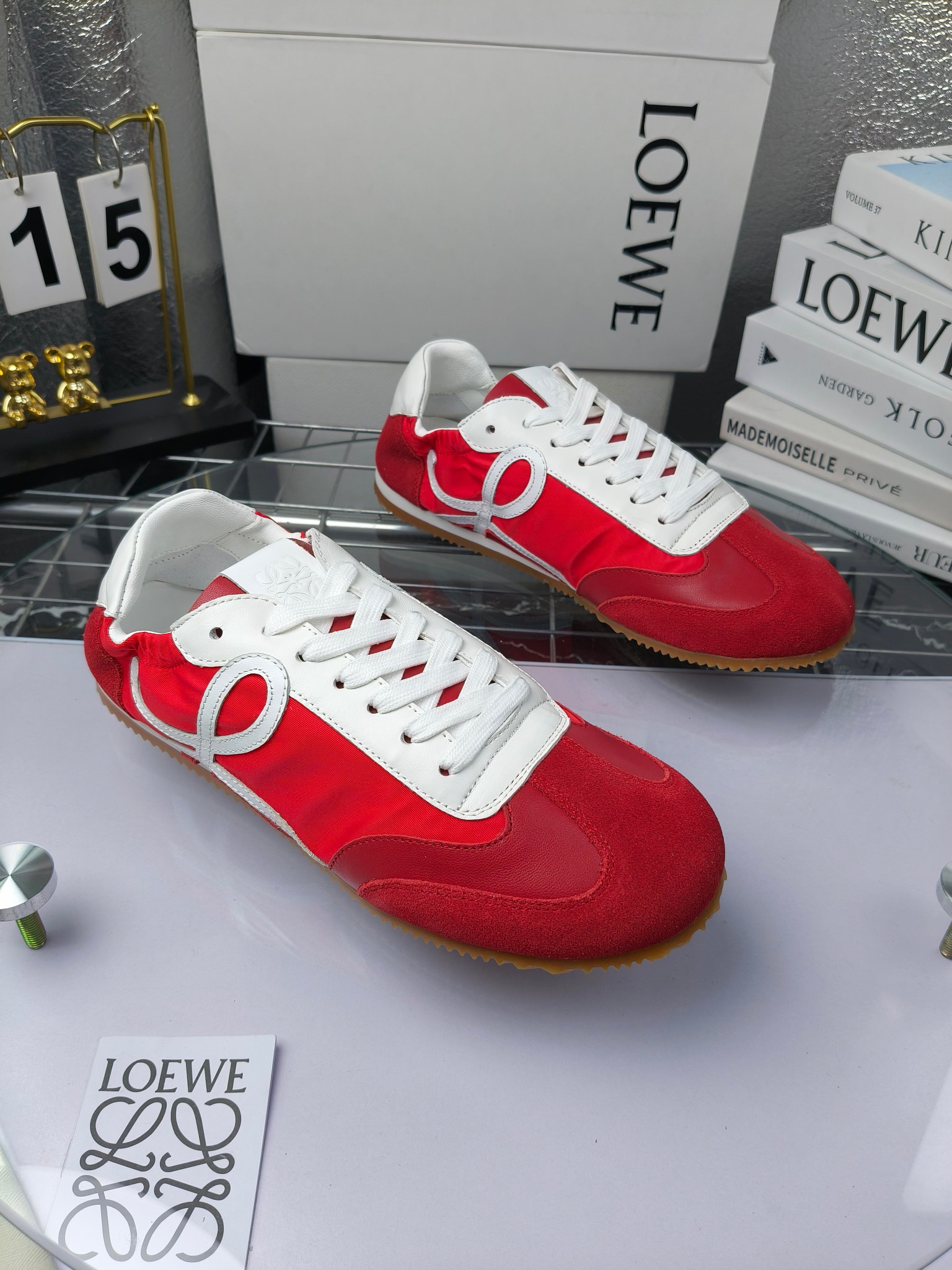 Loewe 罗意威 经典阿甘德训鞋,
情侣款35-46
出厂220
阿甘鞋👇 FLOW RUNNER系列 集复古 时尚 运动为一体
正所谓穿上休闲阿甘鞋 让步伐自由而不羁!这款阿甘鞋主打的就是一个增高得来又舒适 上脚的轻便那是大家想像不到的的~虽然说这个系列颜色比较多哈 但是我们给大家在回来的这两个颜色就是最最最火的配色了~相信咱家准没错 轻便清爽的设计 超级适合这个夏天的穿搭!
阿甘鞋的鞋头部分采用了椭圆形的设计 这种简约复古的风格也正是当下流行的极简主义了吧?
鞋面:由进口高丝光牛反绒➕进口小牛皮➕品牌专用风衣布
多种材质进行拼接 重叠 层次分明 从而呈现出色的层次质感颜值非常出色!
尺码:35-45
原盒包装!