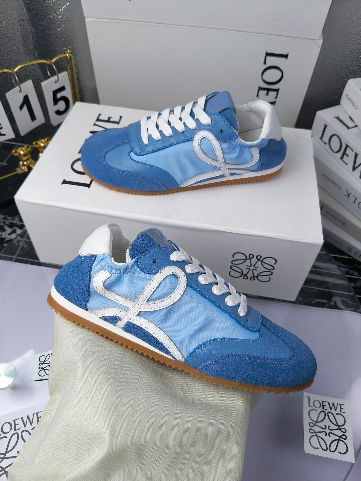Loewe 罗意威 经典阿甘德训鞋,
情侣款35-46
出厂220
阿甘鞋👇 FLOW RUNNER系列 集复古 时尚 运动为一体
正所谓穿上休闲阿甘鞋 让步伐自由而不羁!这款阿甘鞋主打的就是一个增高得来又舒适 上脚的轻便那是大家想像不到的的~虽然说这个系列颜色比较多哈 但是我们给大家在回来的这两个颜色就是最最最火的配色了~相信咱家准没错 轻便清爽的设计 超级适合这个夏天的穿搭!
阿甘鞋的鞋头部分采用了椭圆形的设计 这种简约复古的风格也正是当下流行的极简主义了吧?
鞋面:由进口高丝光牛反绒➕进口小牛皮➕品牌专用风衣布
多种材质进行拼接 重叠 层次分明 从而呈现出色的层次质感颜值非常出色!
尺码:35-45
原盒包装!