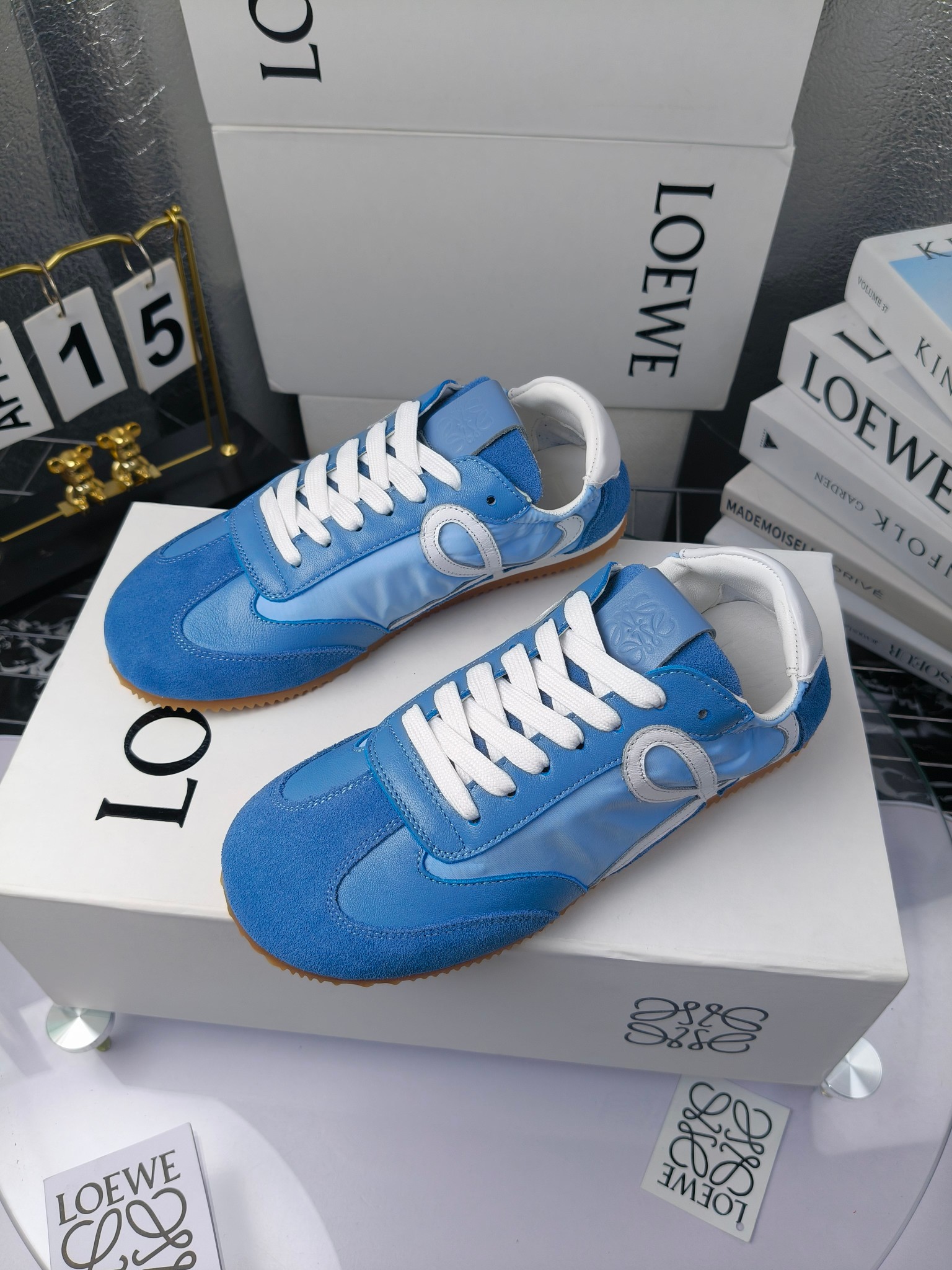 Loewe 罗意威 经典阿甘德训鞋,
情侣款35-46
出厂220
阿甘鞋👇 FLOW RUNNER系列 集复古 时尚 运动为一体
正所谓穿上休闲阿甘鞋 让步伐自由而不羁!这款阿甘鞋主打的就是一个增高得来又舒适 上脚的轻便那是大家想像不到的的~虽然说这个系列颜色比较多哈 但是我们给大家在回来的这两个颜色就是最最最火的配色了~相信咱家准没错 轻便清爽的设计 超级适合这个夏天的穿搭!
阿甘鞋的鞋头部分采用了椭圆形的设计 这种简约复古的风格也正是当下流行的极简主义了吧?
鞋面:由进口高丝光牛反绒➕进口小牛皮➕品牌专用风衣布
多种材质进行拼接 重叠 层次分明 从而呈现出色的层次质感颜值非常出色!
尺码:35-45
原盒包装!