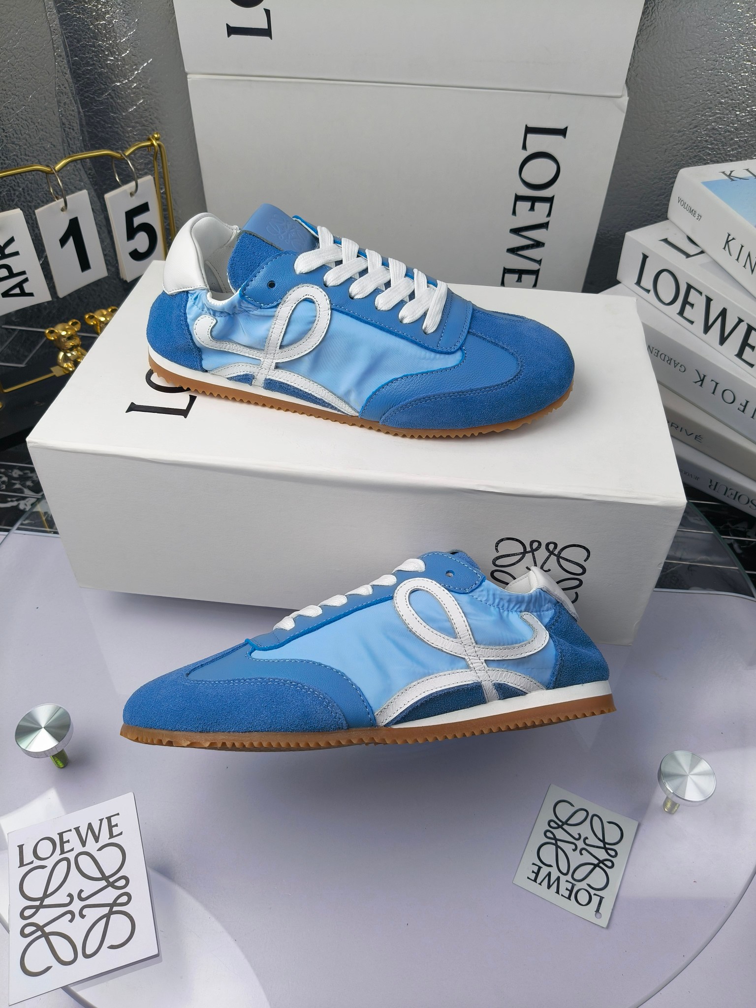 Loewe 罗意威 经典阿甘德训鞋,
情侣款35-46
出厂220
阿甘鞋👇 FLOW RUNNER系列 集复古 时尚 运动为一体
正所谓穿上休闲阿甘鞋 让步伐自由而不羁!这款阿甘鞋主打的就是一个增高得来又舒适 上脚的轻便那是大家想像不到的的~虽然说这个系列颜色比较多哈 但是我们给大家在回来的这两个颜色就是最最最火的配色了~相信咱家准没错 轻便清爽的设计 超级适合这个夏天的穿搭!
阿甘鞋的鞋头部分采用了椭圆形的设计 这种简约复古的风格也正是当下流行的极简主义了吧?
鞋面:由进口高丝光牛反绒➕进口小牛皮➕品牌专用风衣布
多种材质进行拼接 重叠 层次分明 从而呈现出色的层次质感颜值非常出色!
尺码:35-45
原盒包装!