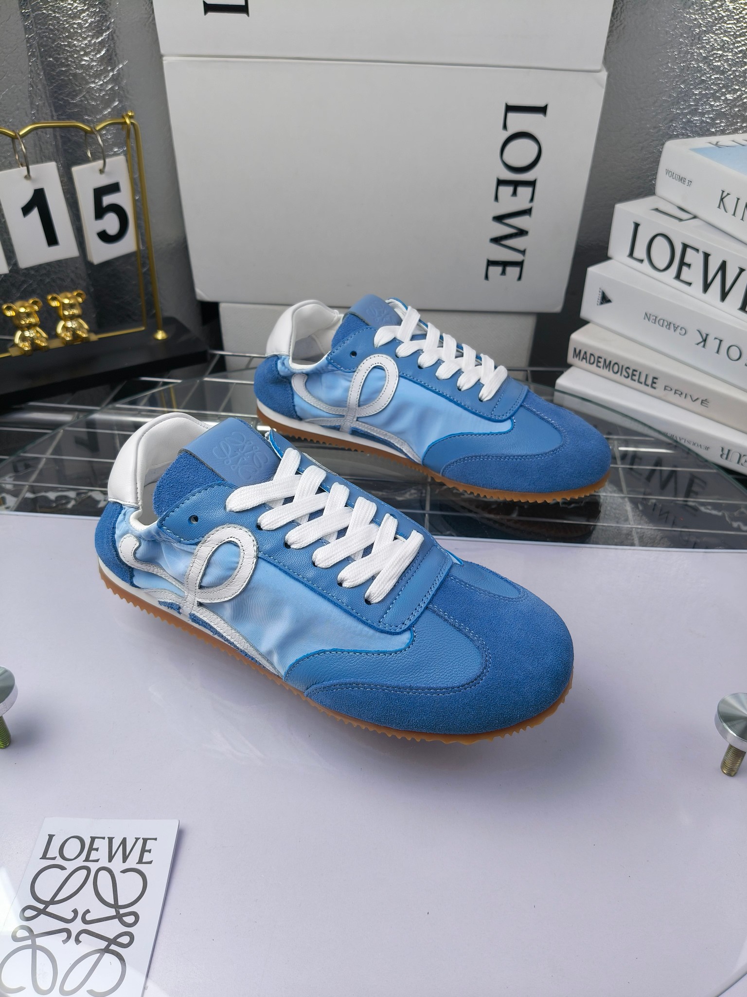 Loewe 罗意威 经典阿甘德训鞋,
情侣款35-46
出厂220
阿甘鞋👇 FLOW RUNNER系列 集复古 时尚 运动为一体
正所谓穿上休闲阿甘鞋 让步伐自由而不羁!这款阿甘鞋主打的就是一个增高得来又舒适 上脚的轻便那是大家想像不到的的~虽然说这个系列颜色比较多哈 但是我们给大家在回来的这两个颜色就是最最最火的配色了~相信咱家准没错 轻便清爽的设计 超级适合这个夏天的穿搭!
阿甘鞋的鞋头部分采用了椭圆形的设计 这种简约复古的风格也正是当下流行的极简主义了吧?
鞋面:由进口高丝光牛反绒➕进口小牛皮➕品牌专用风衣布
多种材质进行拼接 重叠 层次分明 从而呈现出色的层次质感颜值非常出色!
尺码:35-45
原盒包装!