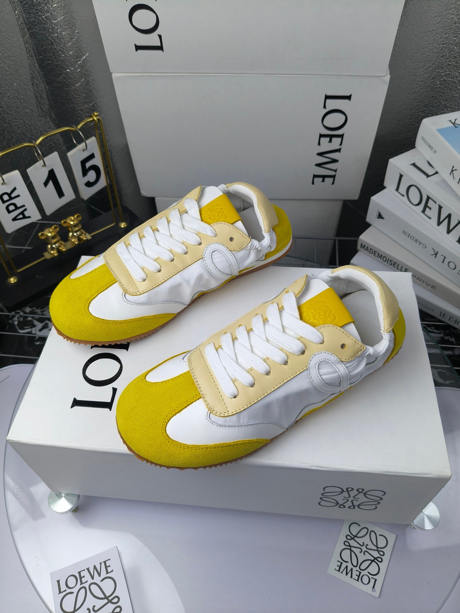 Loewe 罗意威 经典阿甘德训鞋,
情侣款35-46
出厂220
阿甘鞋👇 FLOW RUNNER系列 集复古 时尚 运动为一体
正所谓穿上休闲阿甘鞋 让步伐自由而不羁!这款阿甘鞋主打的就是一个增高得来又舒适 上脚的轻便那是大家想像不到的的~虽然说这个系列颜色比较多哈 但是我们给大家在回来的这两个颜色就是最最最火的配色了~相信咱家准没错 轻便清爽的设计 超级适合这个夏天的穿搭!
阿甘鞋的鞋头部分采用了椭圆形的设计 这种简约复古的风格也正是当下流行的极简主义了吧?
鞋面:由进口高丝光牛反绒➕进口小牛皮➕品牌专用风衣布
多种材质进行拼接 重叠 层次分明 从而呈现出色的层次质感颜值非常出色!
尺码:35-45
原盒包装!