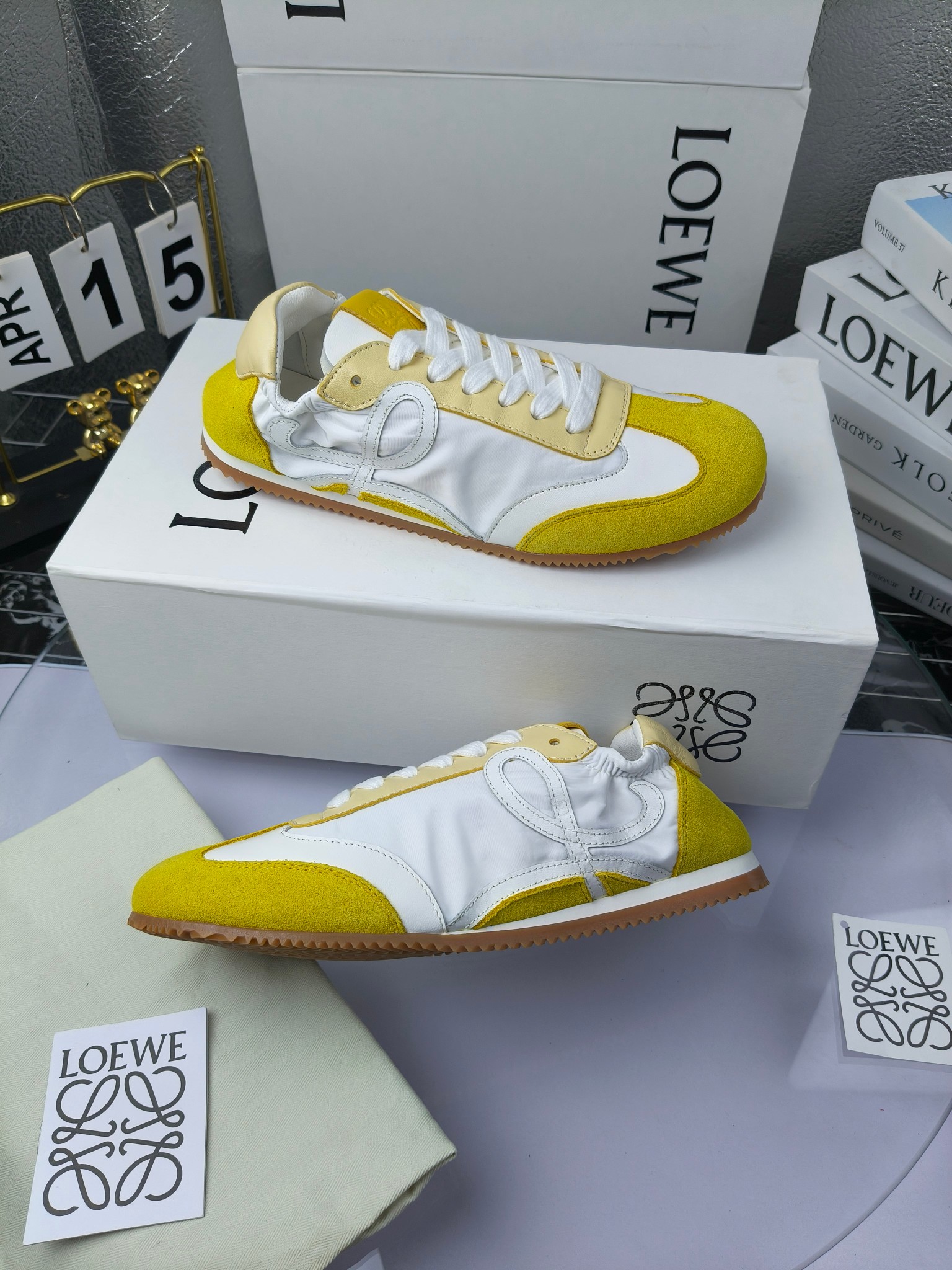 Loewe 罗意威 经典阿甘德训鞋,
情侣款35-46
出厂220
阿甘鞋👇 FLOW RUNNER系列 集复古 时尚 运动为一体
正所谓穿上休闲阿甘鞋 让步伐自由而不羁!这款阿甘鞋主打的就是一个增高得来又舒适 上脚的轻便那是大家想像不到的的~虽然说这个系列颜色比较多哈 但是我们给大家在回来的这两个颜色就是最最最火的配色了~相信咱家准没错 轻便清爽的设计 超级适合这个夏天的穿搭!
阿甘鞋的鞋头部分采用了椭圆形的设计 这种简约复古的风格也正是当下流行的极简主义了吧?
鞋面:由进口高丝光牛反绒➕进口小牛皮➕品牌专用风衣布
多种材质进行拼接 重叠 层次分明 从而呈现出色的层次质感颜值非常出色!
尺码:35-45
原盒包装!